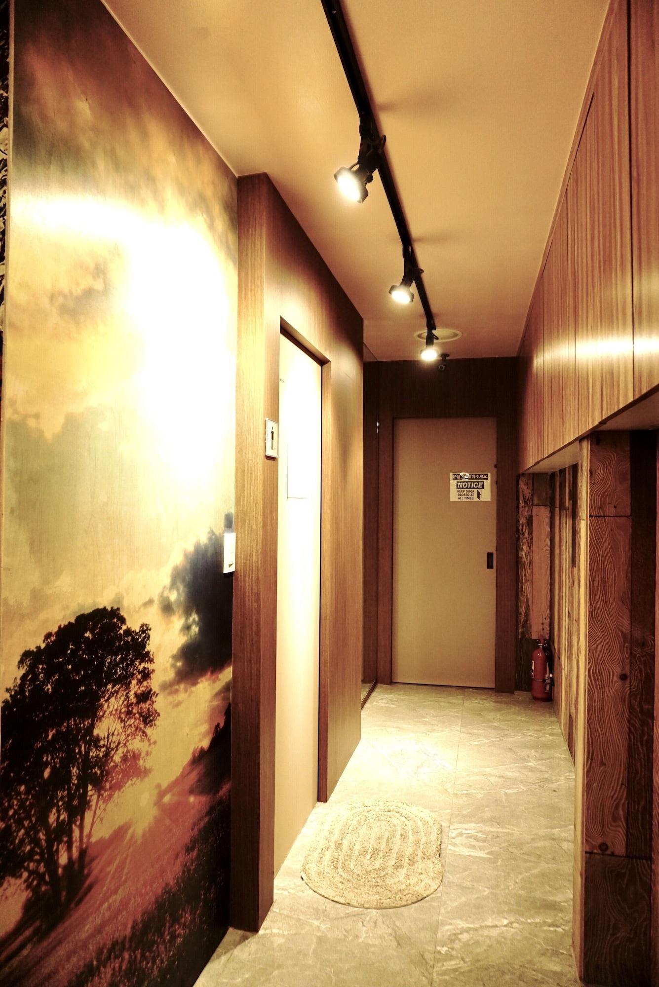 Vista Lobby Capsule Majung