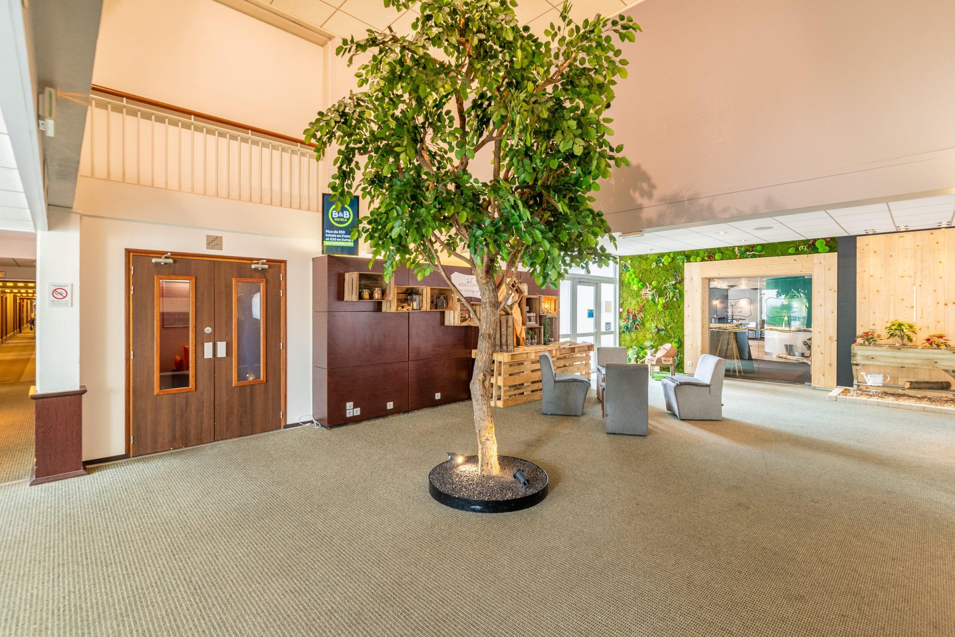 Vista Lobby B&B HOTEL Lyon Nord