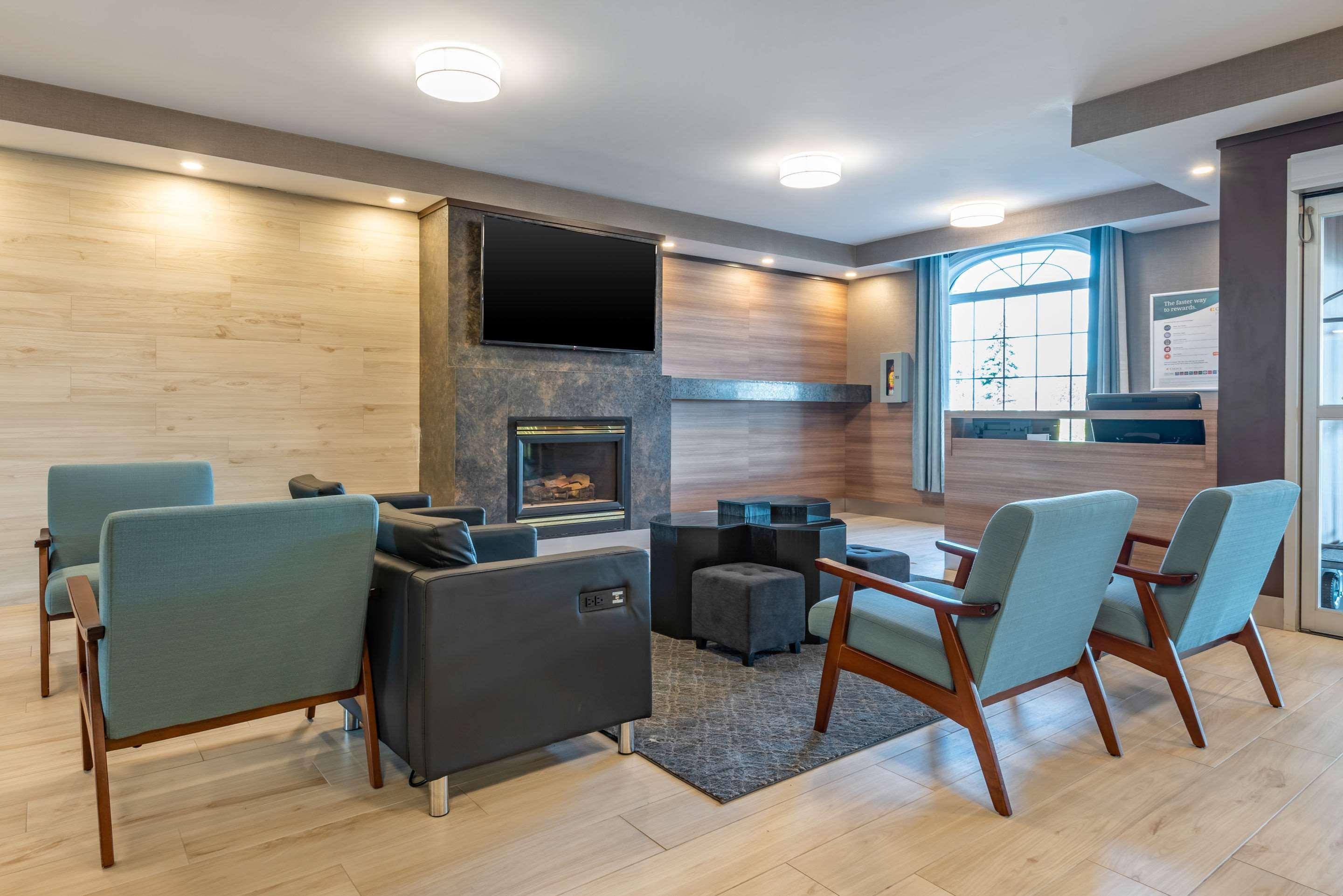 Vista Lobby Quality Inn & Suites Oakville