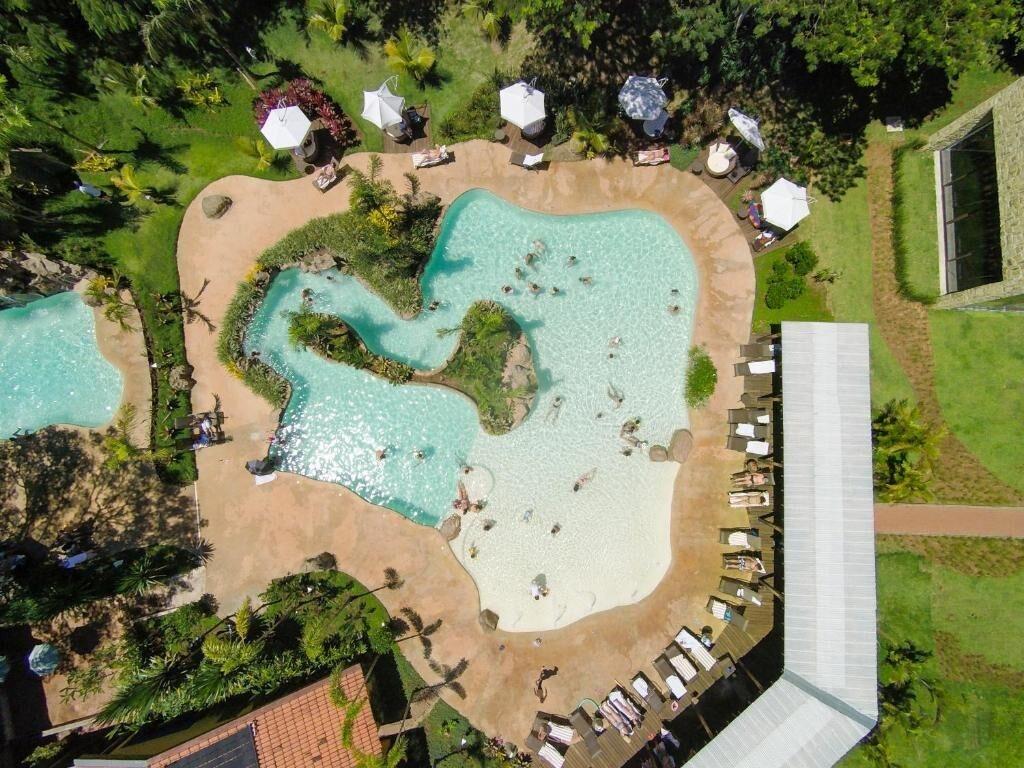 Varios Clara Dourado Resorts