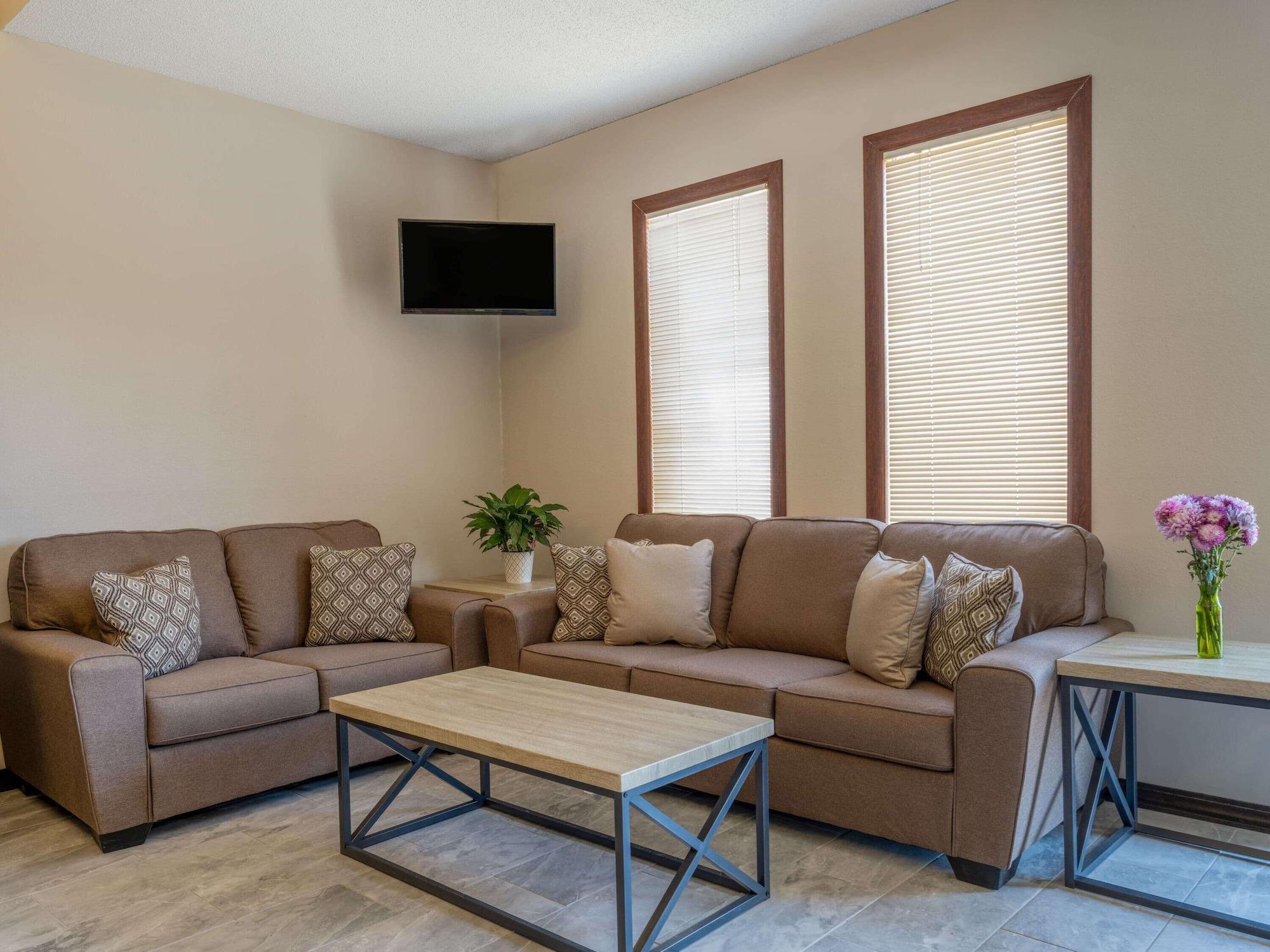 Vista Lobby Super 8 by Wyndham Clinton