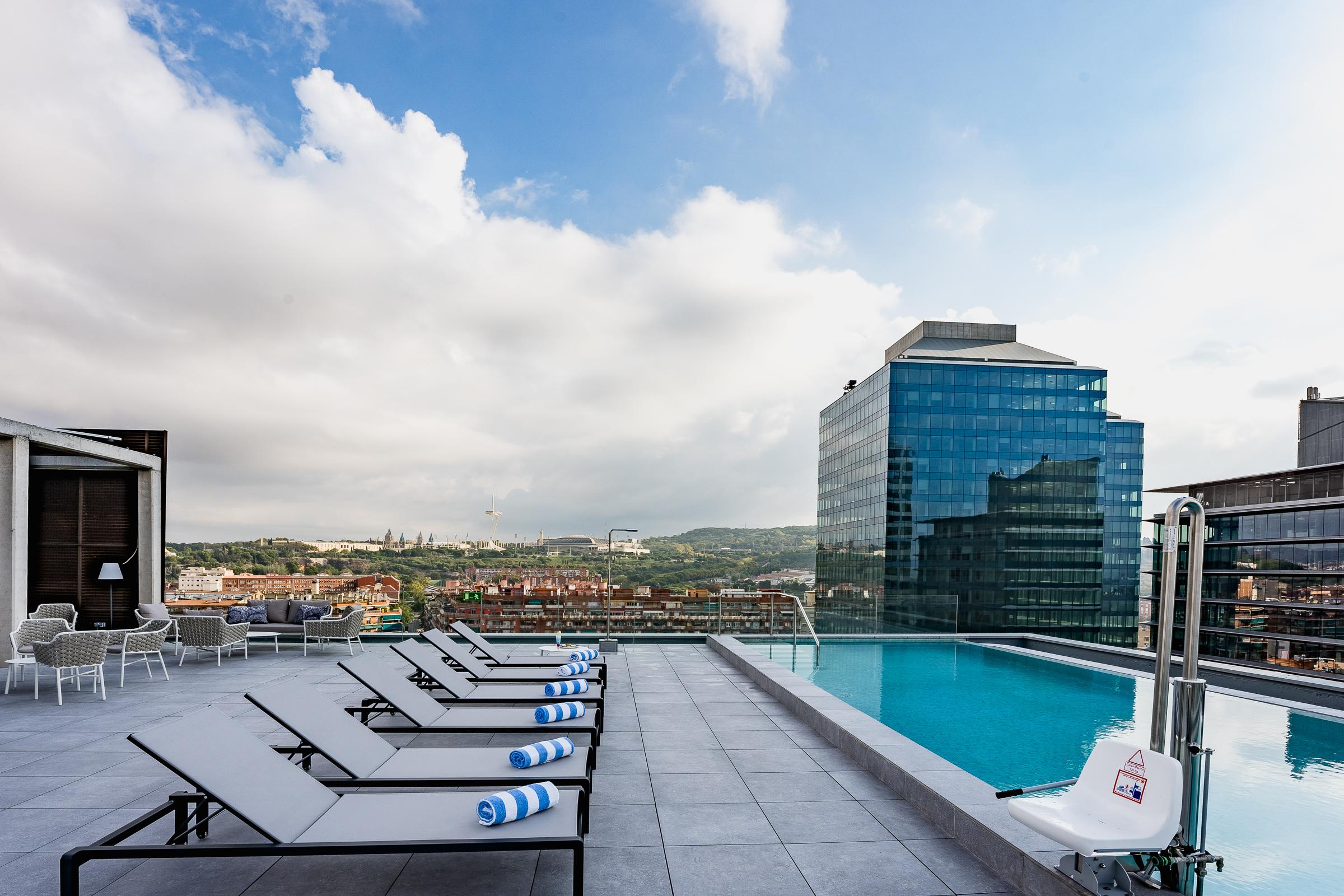 Vista Piscina Leonardo Royal Hotel Barcelona Fira