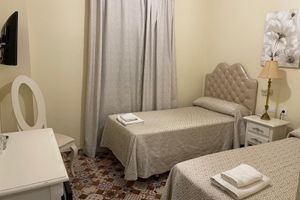 Alojamiento - Hostal Flor de Lis - Lojo