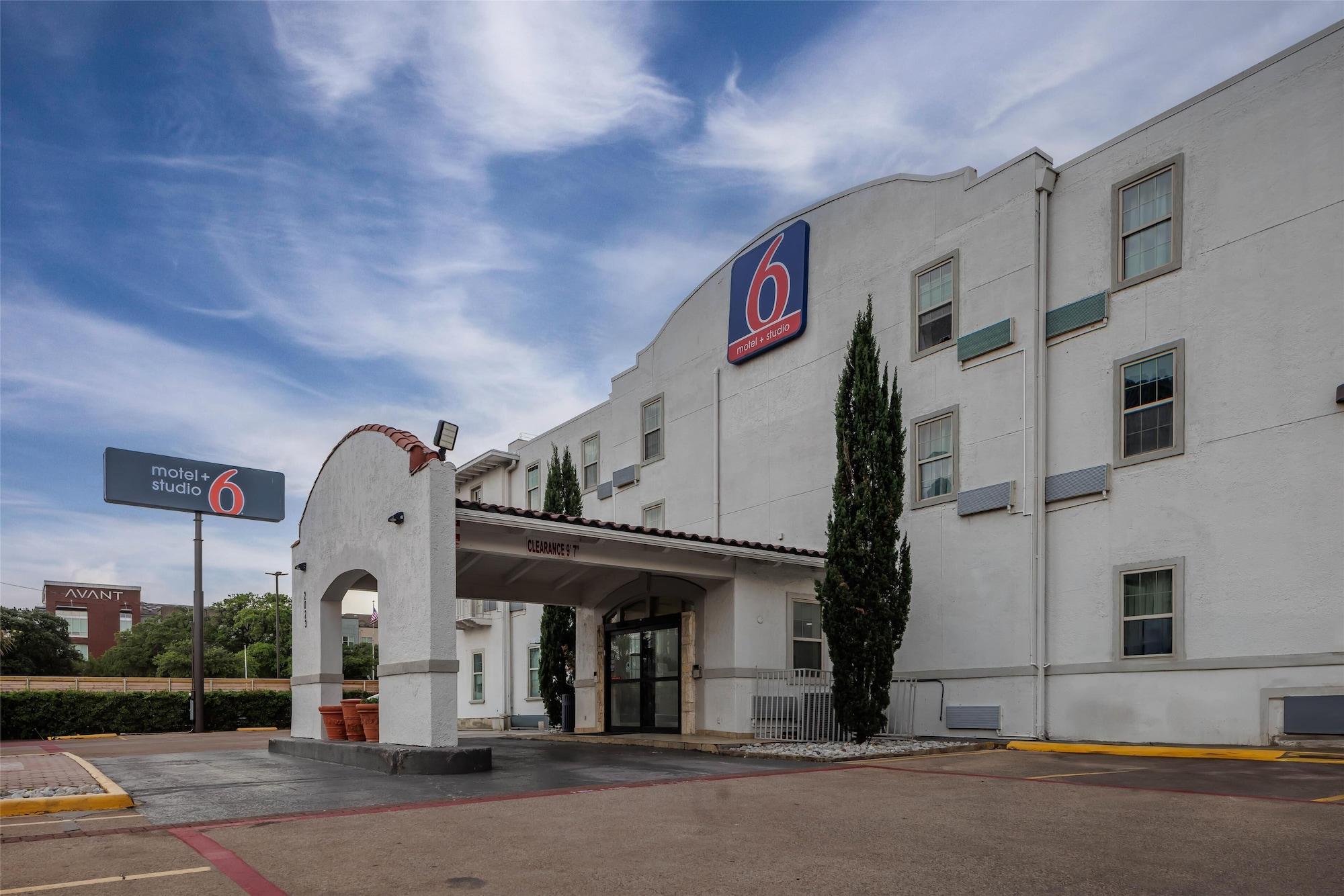 Vista Exterior Motel 6 Dallas, TX – Downtown