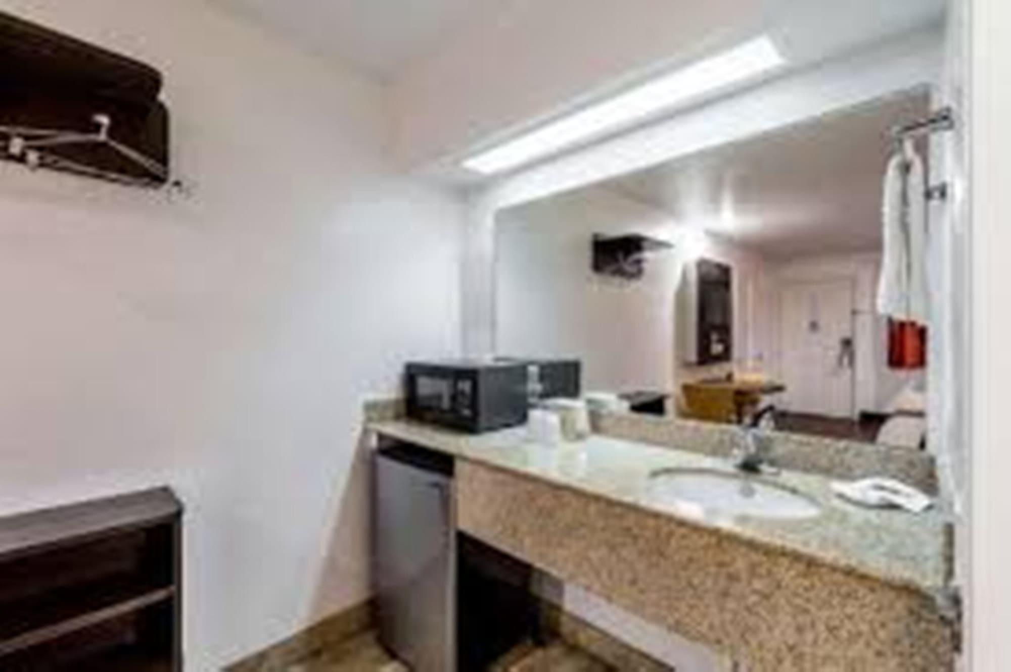 Equipamiento de Habitación Econo Lodge Inn & Suites Downtown Northeast near Fort Sam Houston