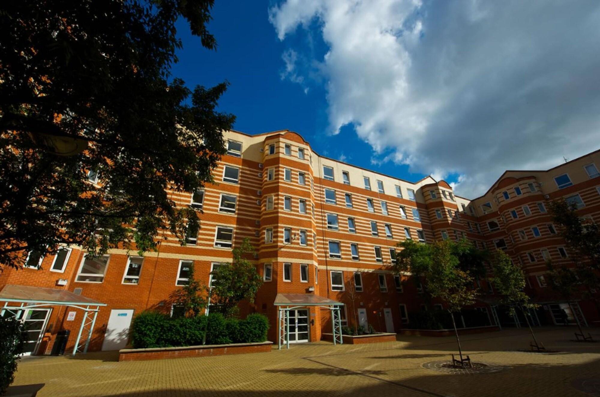 Varios Stamford Street Apartments