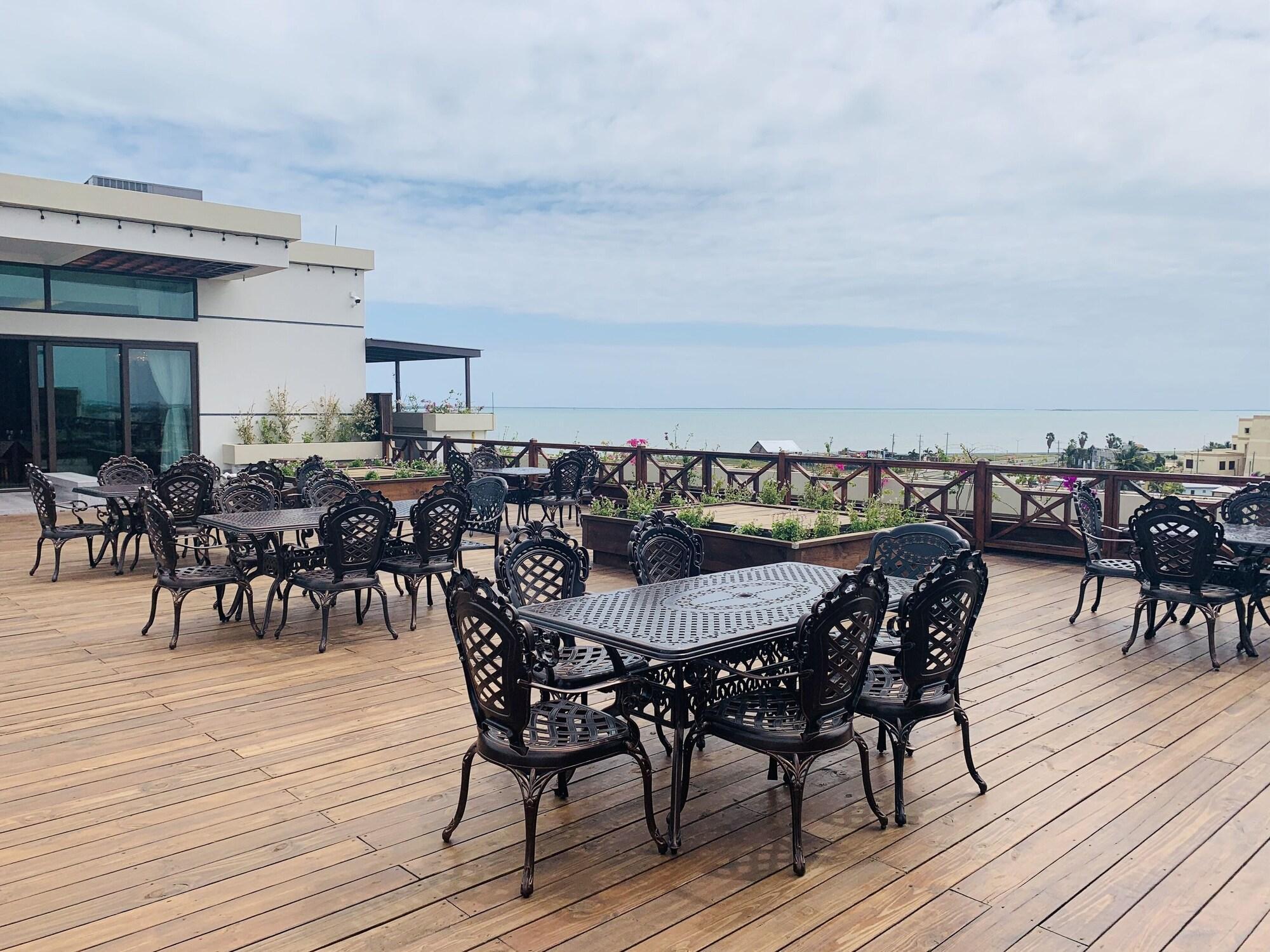 Restaurant Golden Bay Hotel by Marine Parade