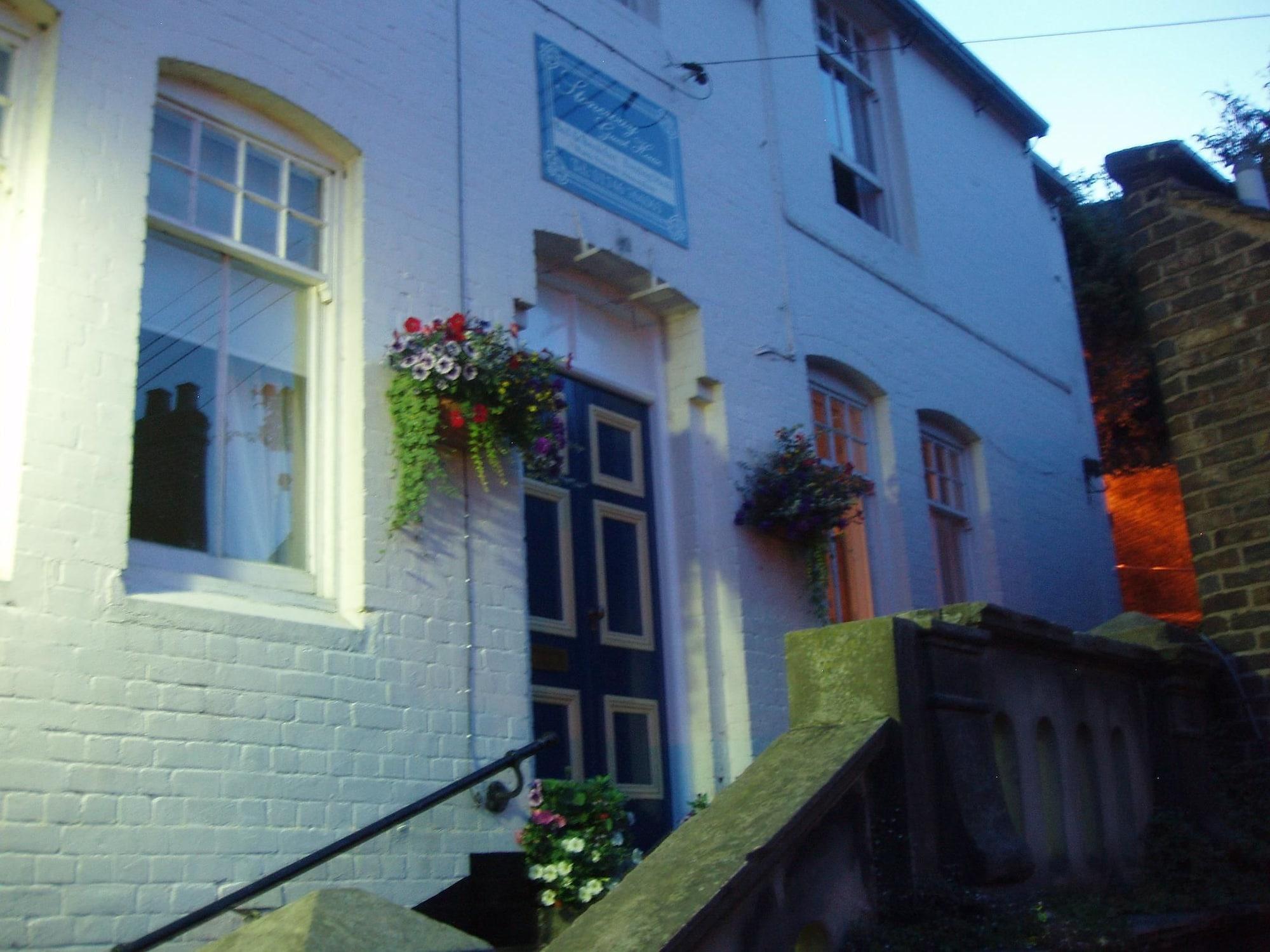 Varios Stoneway Guest House