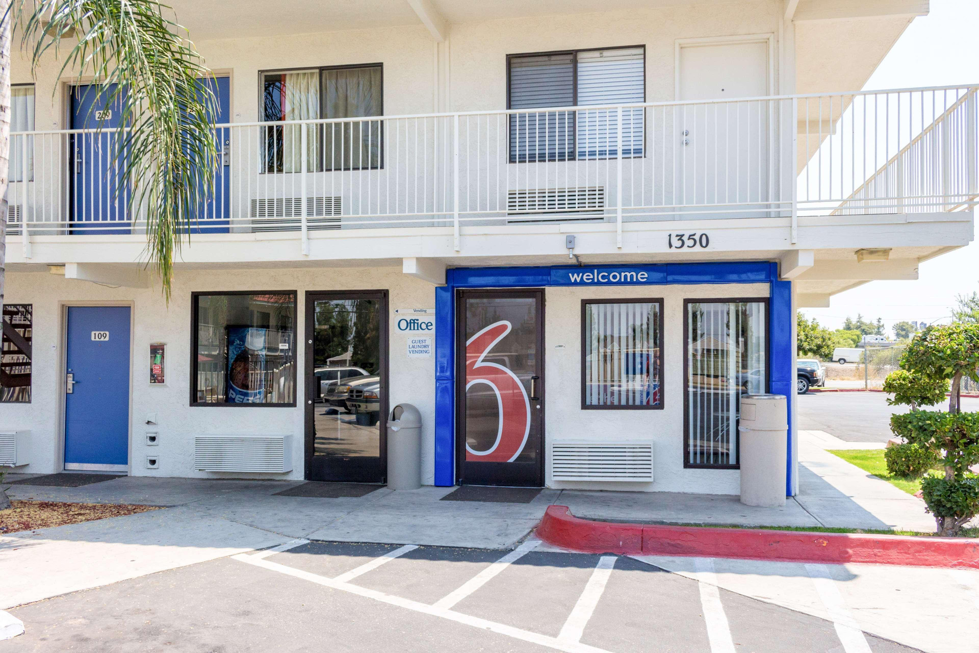Vista Exterior Motel 6 Bakersfield, CA - Convention Center