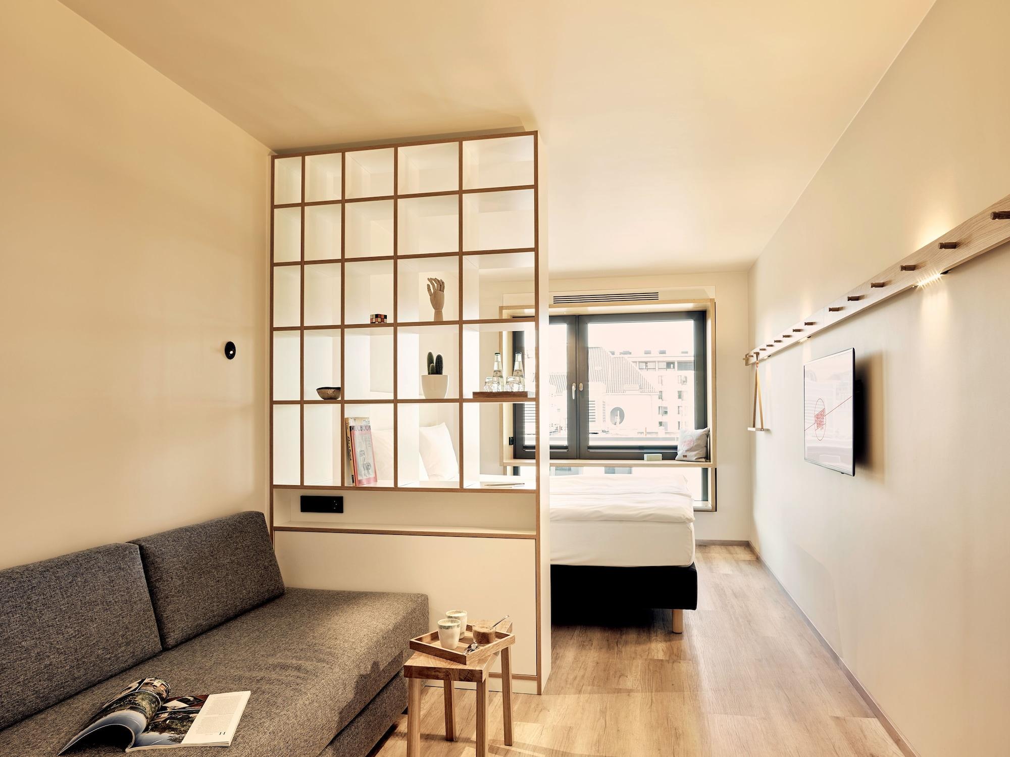 Habitación Schwabinger Wahrheit by Geisel