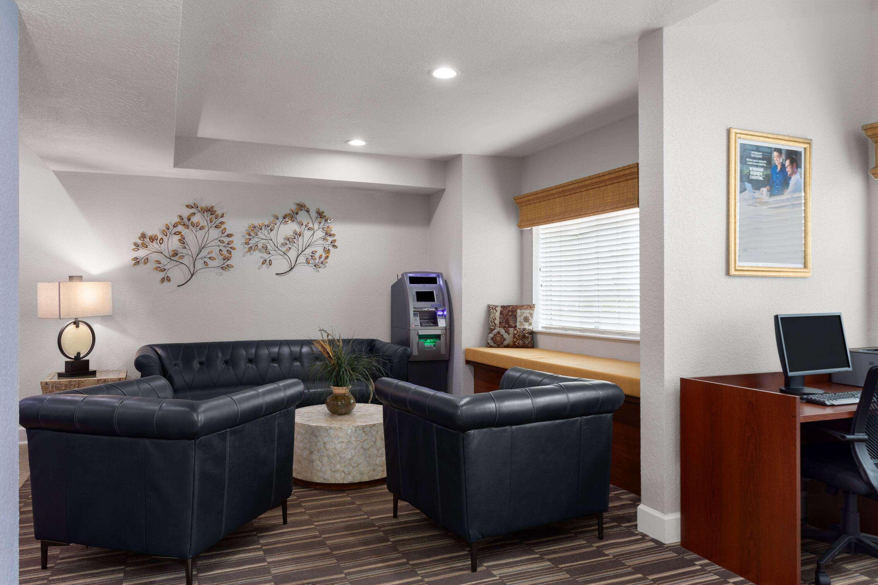 Vista Lobby Microtel Inn & Suites by Wyndham Zephyrhills