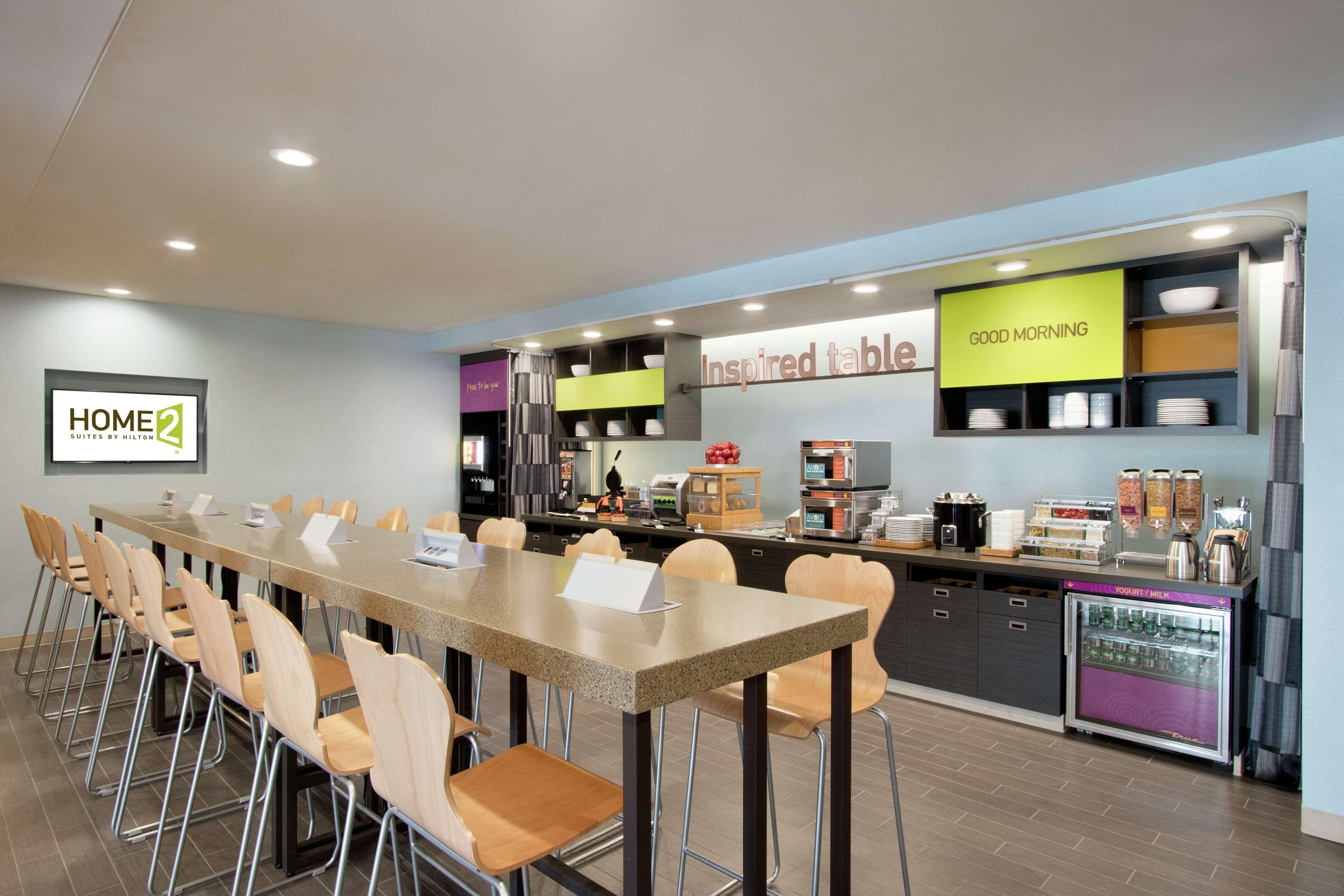 Restaurant Home2 Suites by Hilton Fort St. John