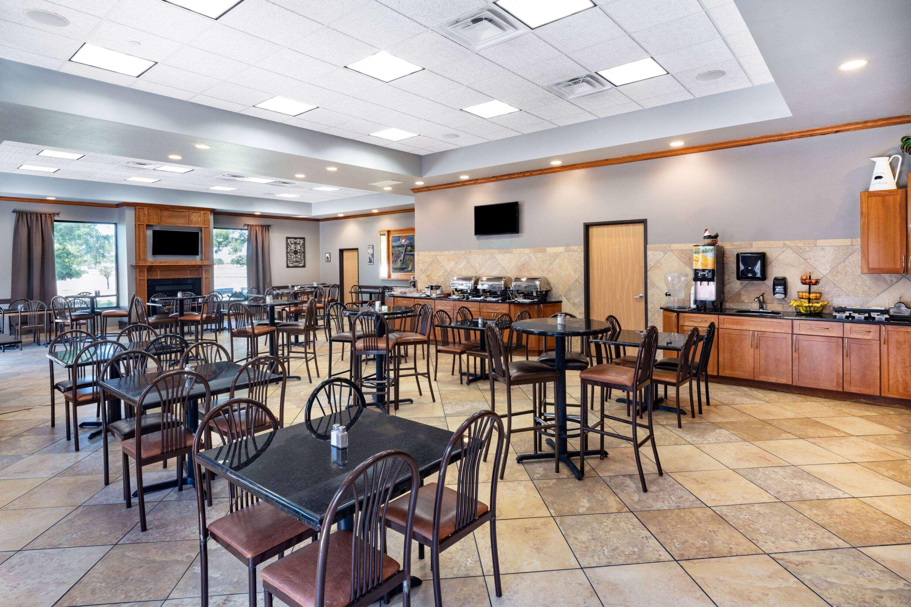 Restaurant AmericInn by Wyndham Aberdeen - Event Center