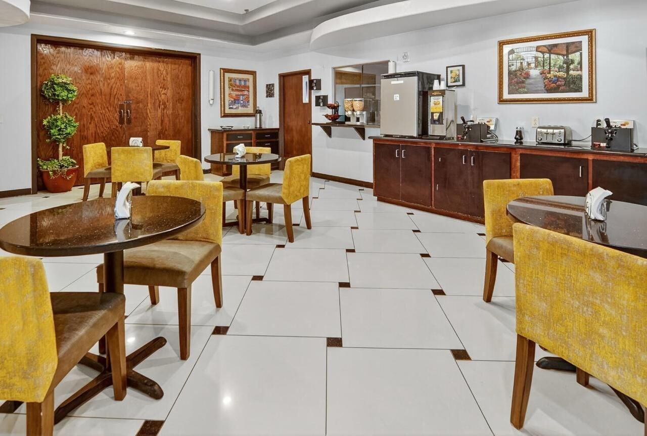 Restaurant Robinson Inn and Suites