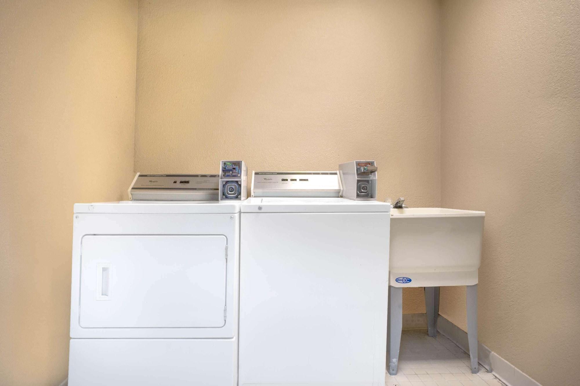 Comodidades del Alojamiento Super 8 by Wyndham Harrison OH
