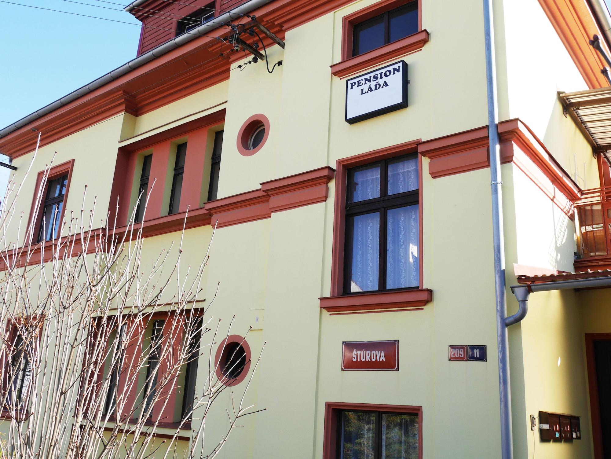 Vista Exterior Pension Lada