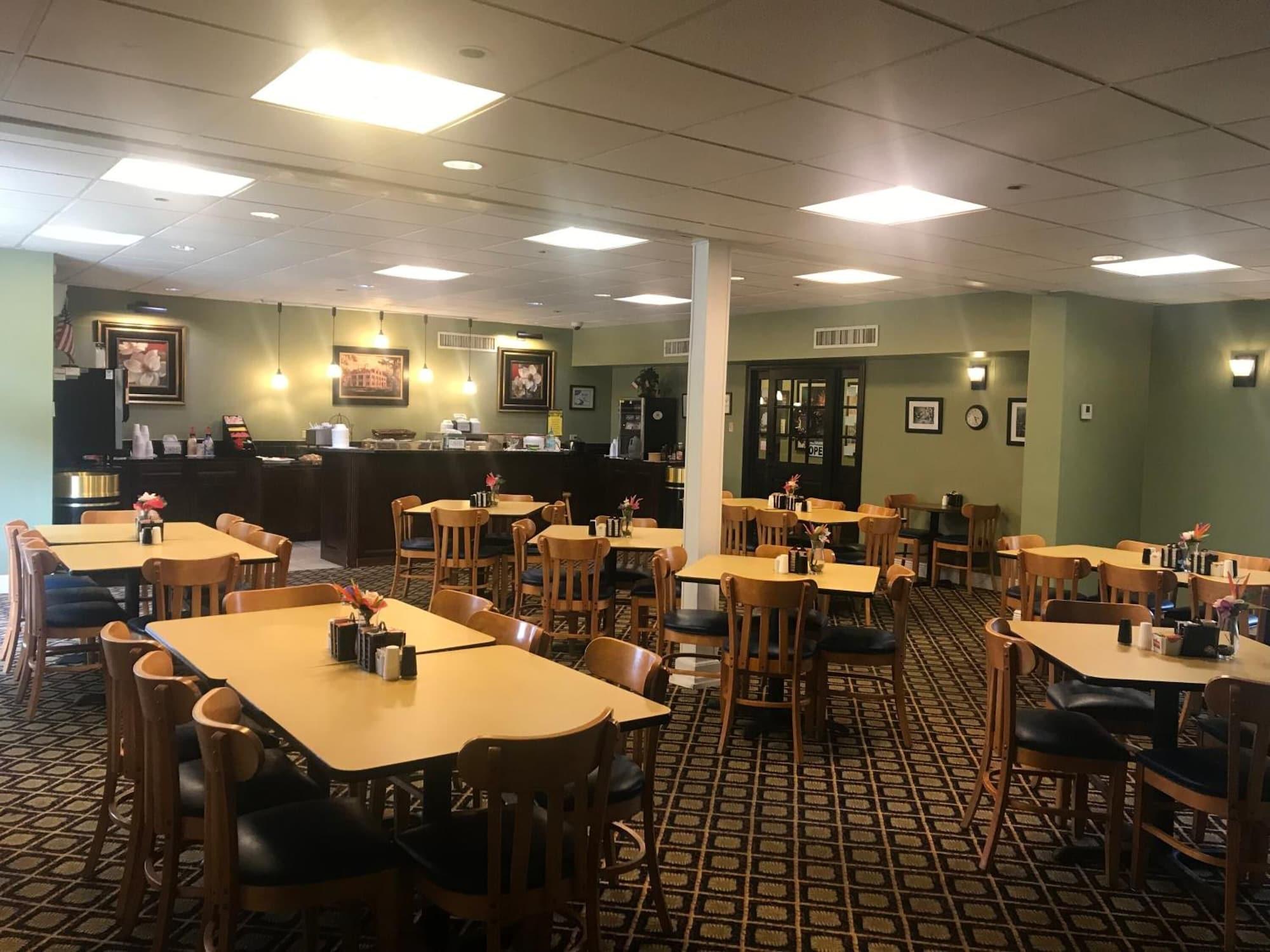 Restaurant Carmel Inn & Suites
