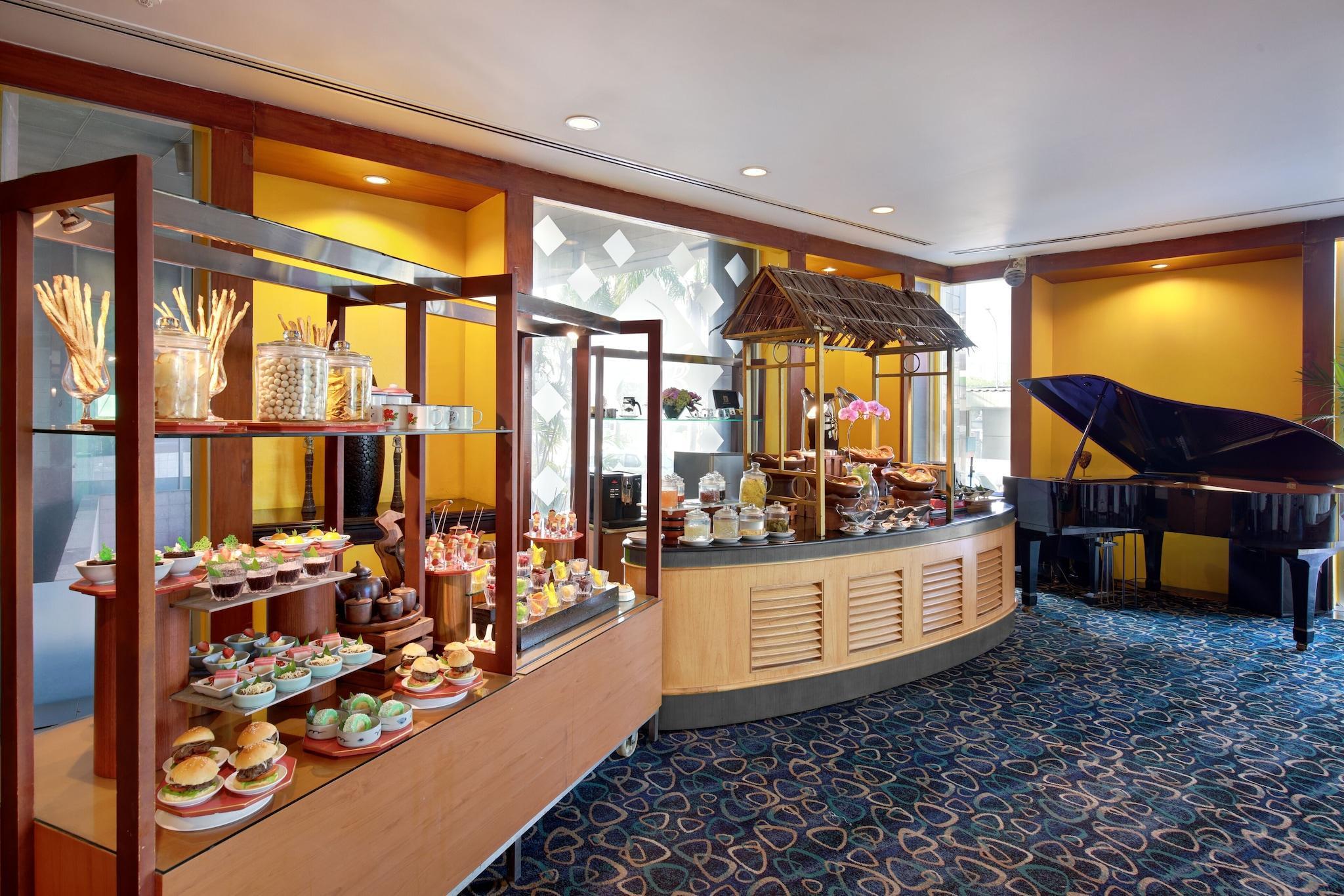 Vista Lobby Lumire Hotel and Convention Center