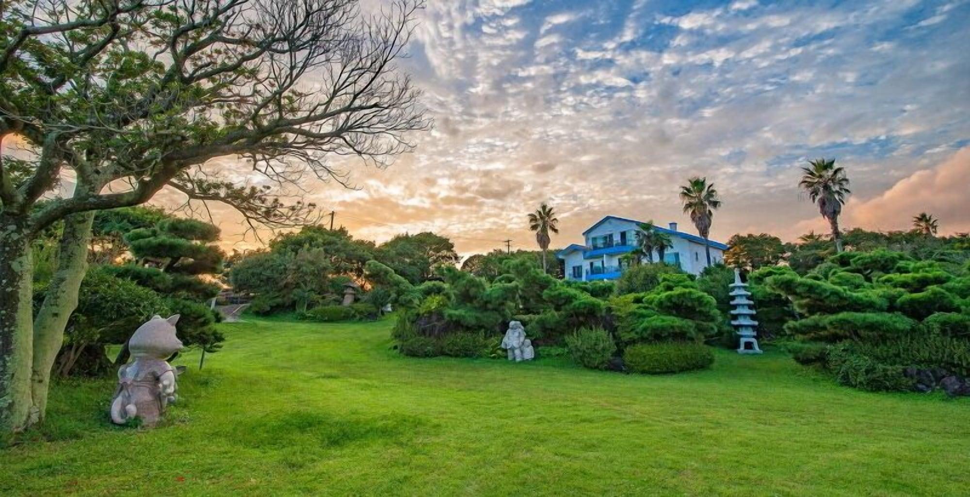 Varios Beachside Whitehouse
