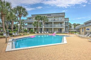 Renta Vacacional - Pool Days + Beach Strolls! Ground-floor PCB Condo