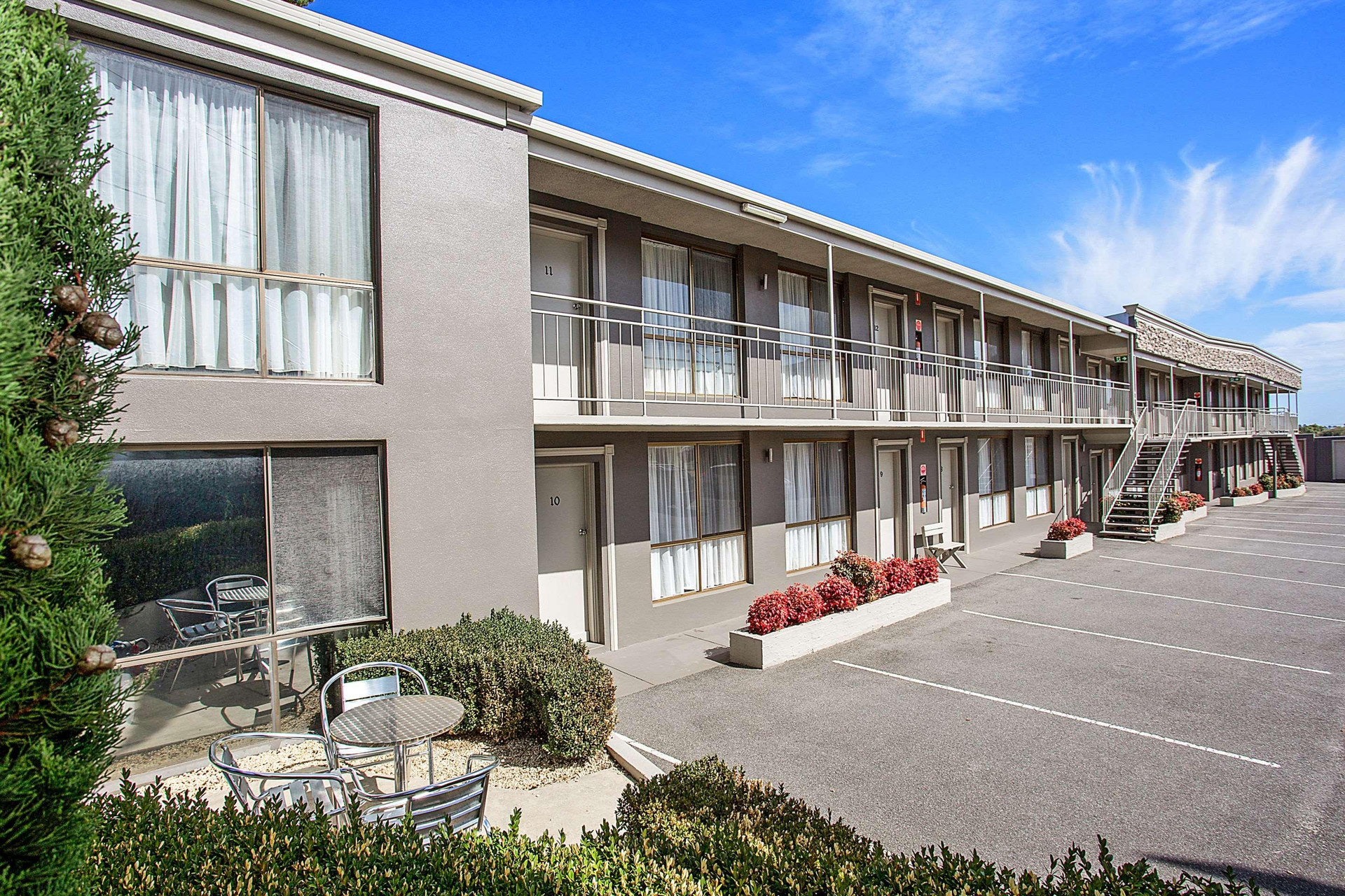Vista Exterior Comfort Inn On Raglan