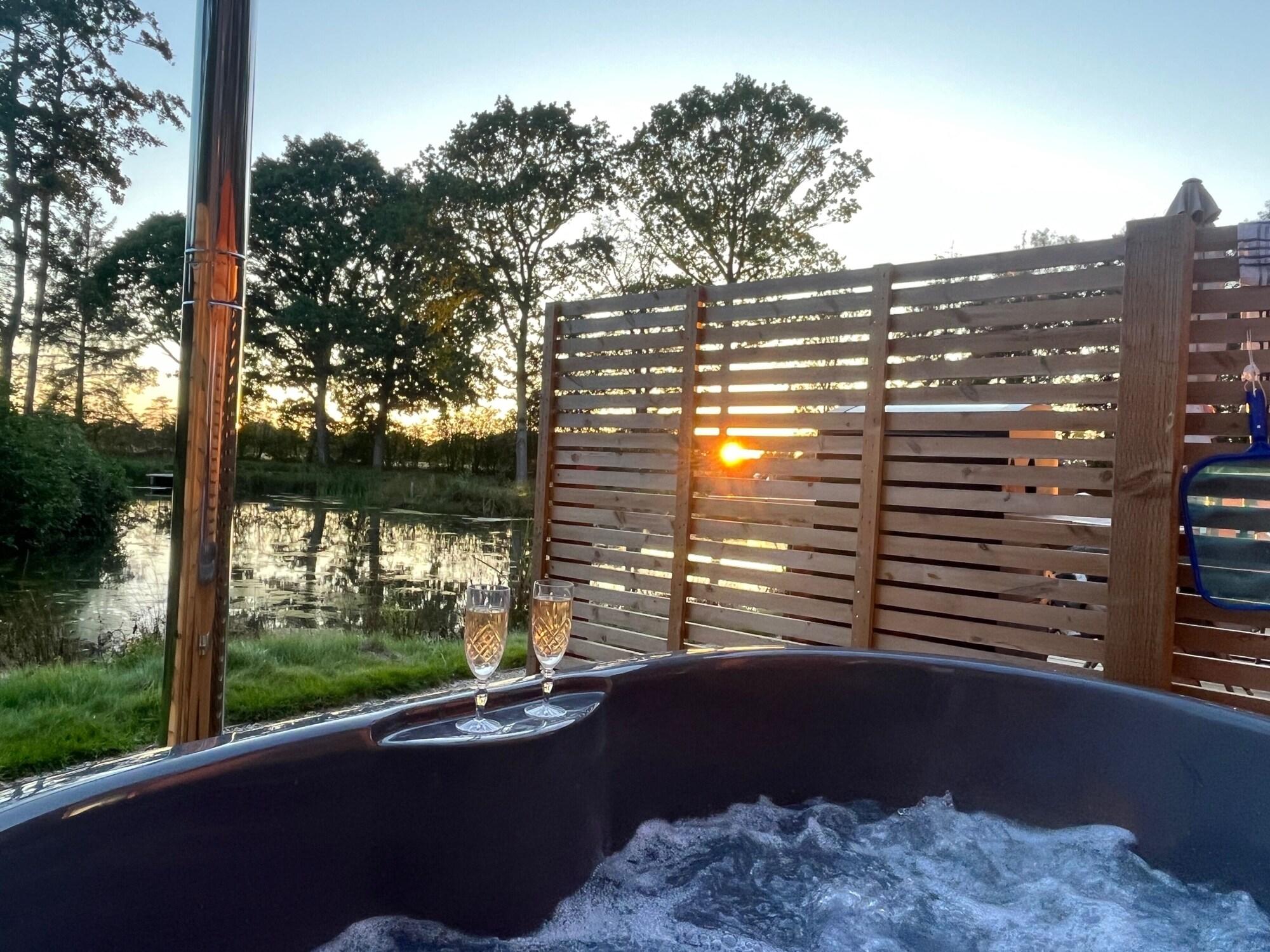 Spa Pine Boutique Lodge With hot tub for Couples & dog