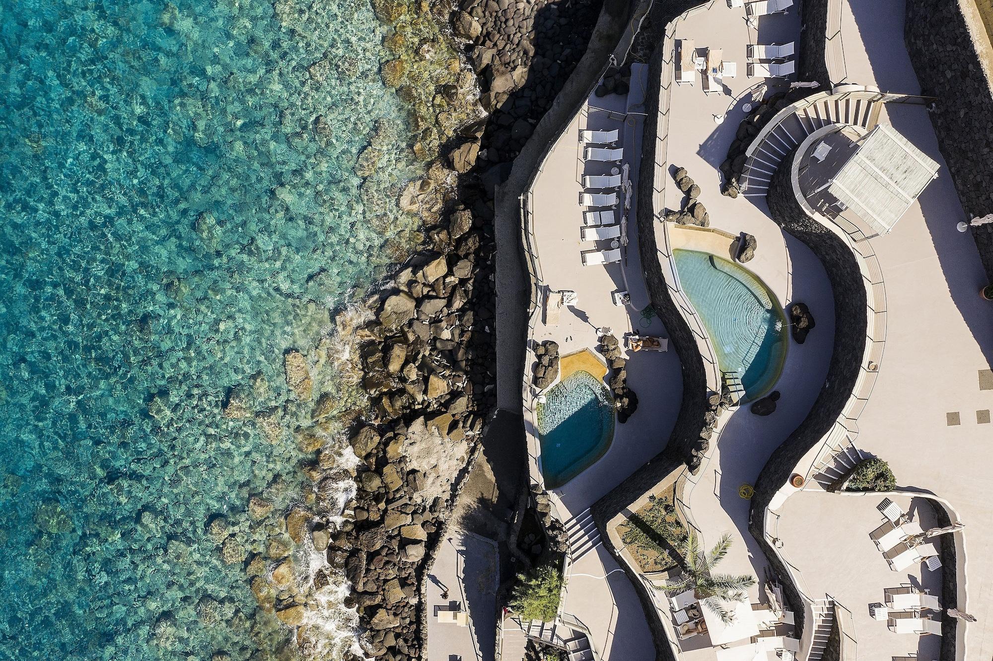 Vista Exterior Therasia Resort Sea & Spa - The Leading Hotels of the World