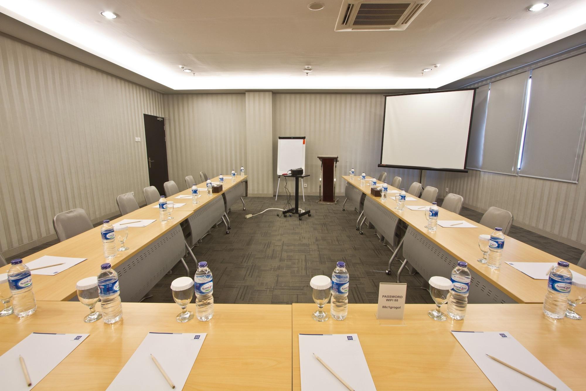 Sala de Reuniones Hotel 88 Grogol by WH