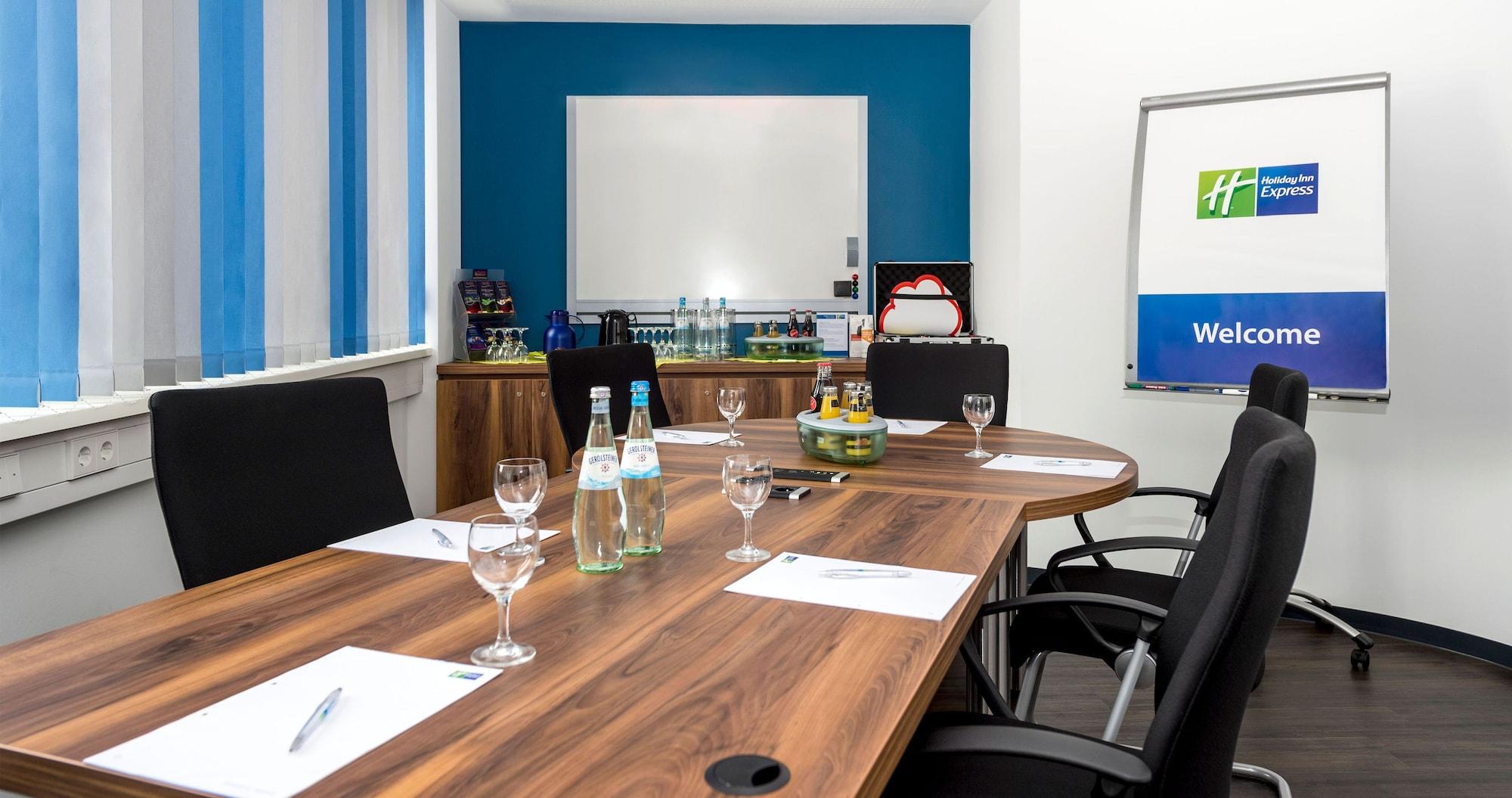 Sala de Reuniones Holiday Inn Express Bremen Airport by IHG