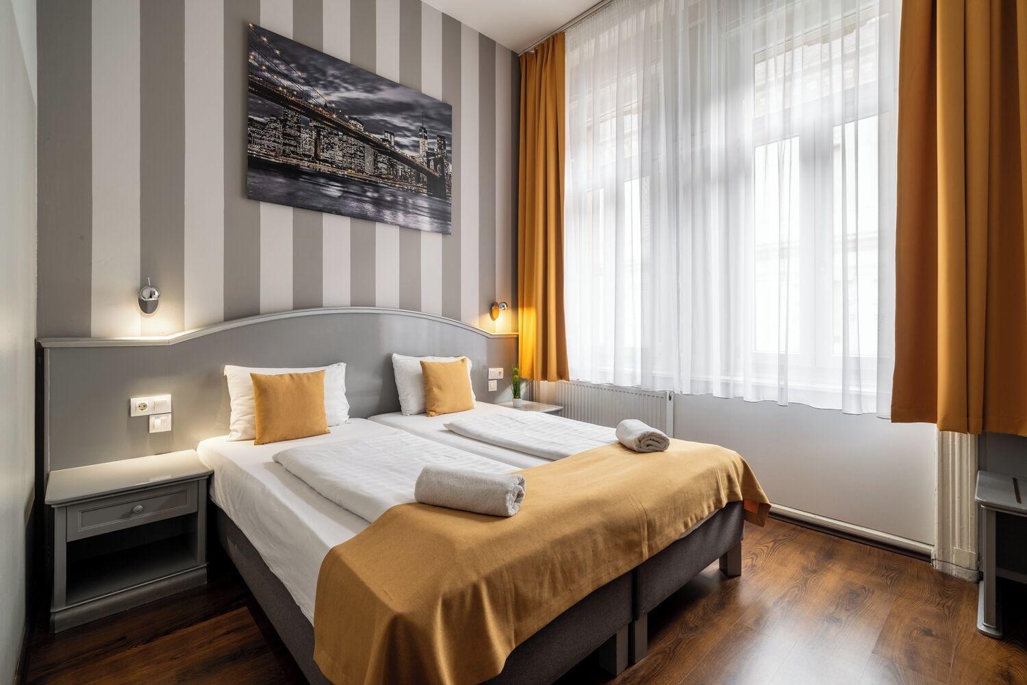 Varios Full Moon Budapest