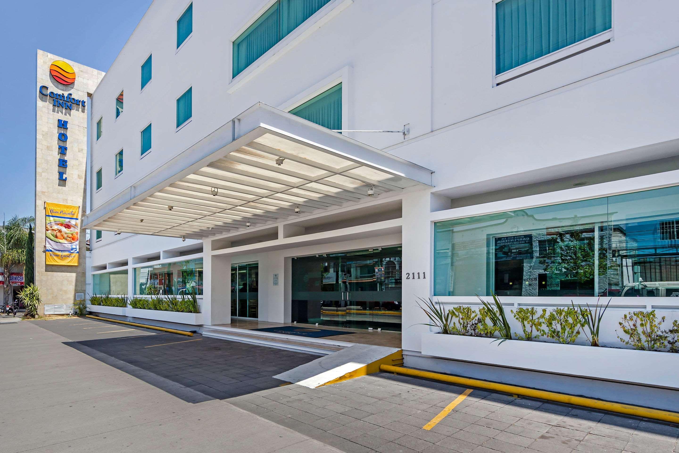 Vista Exterior Comfort Inn Morelia