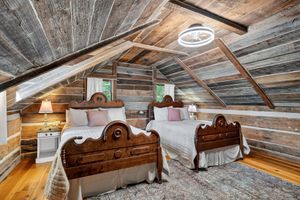 Alquiler Vacacional - Cabin Unbound - Historic Lakefront Comfort 4 Bedroom Cabin