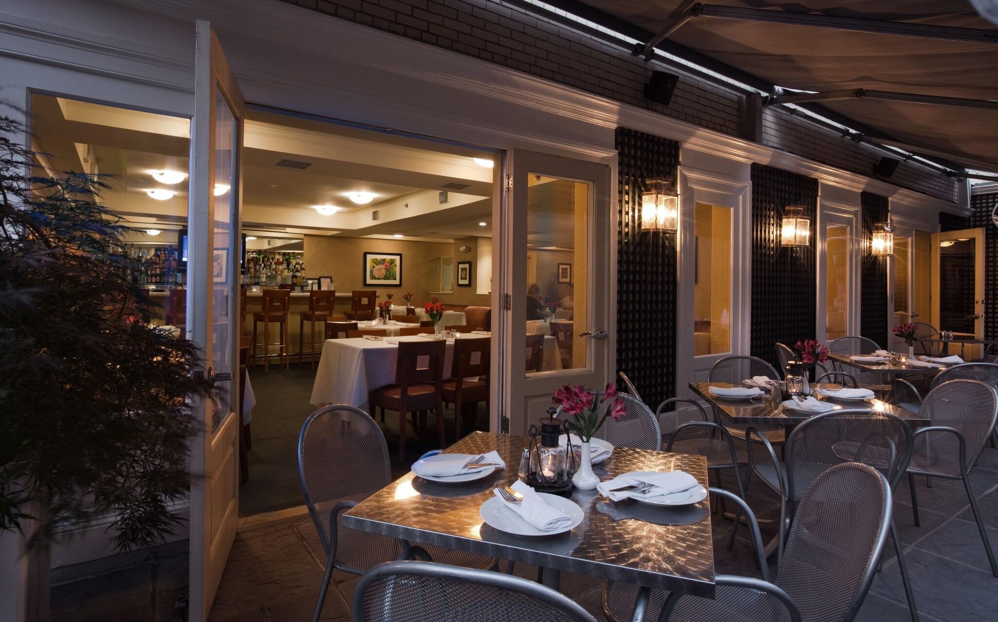 Restaurant State Plaza Hotel