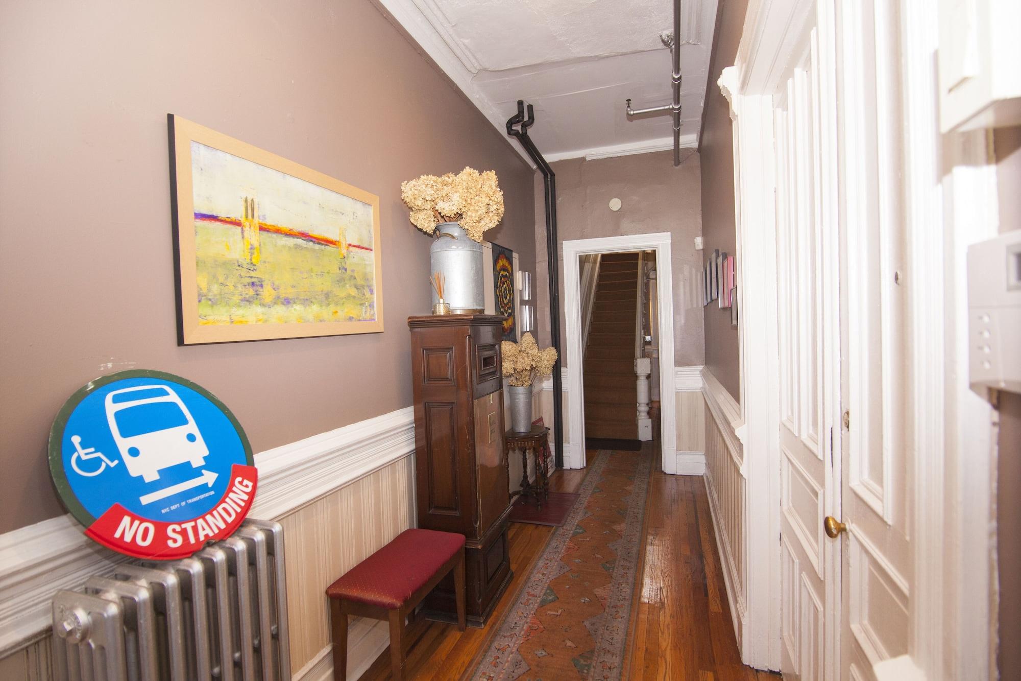 Varios Saint Nicholas Inn