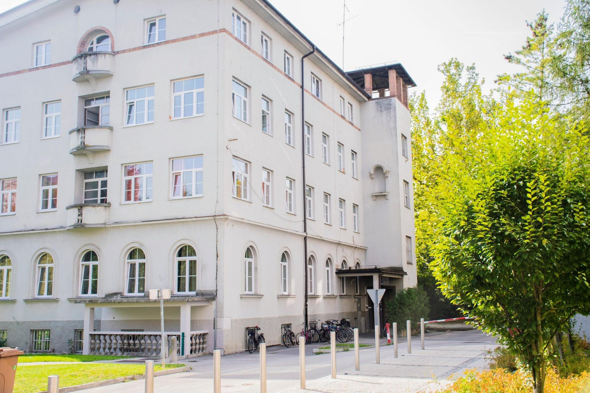 Varios C - Punkt Hostel