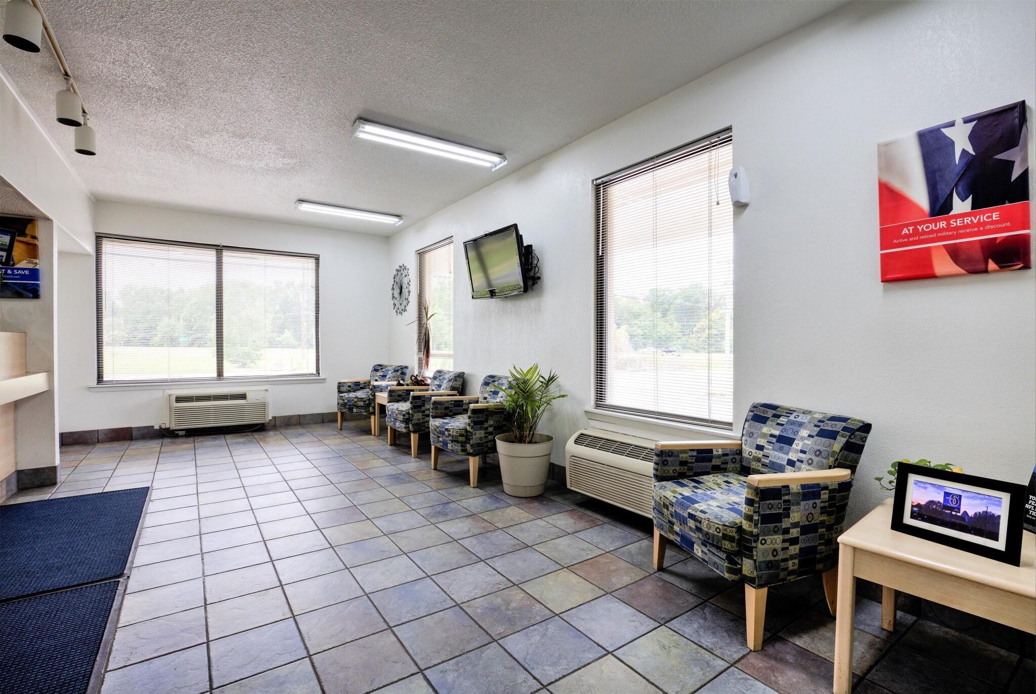 Vista Lobby Super 7 Inn