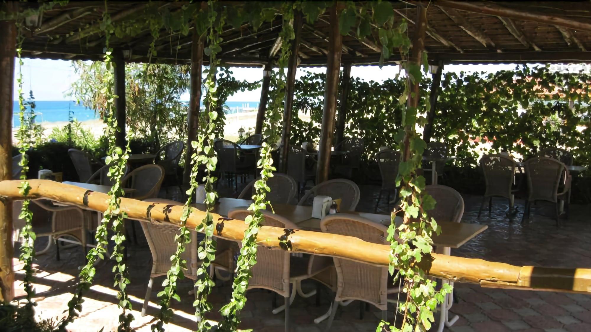 Restaurant As Queen Beach Hotel