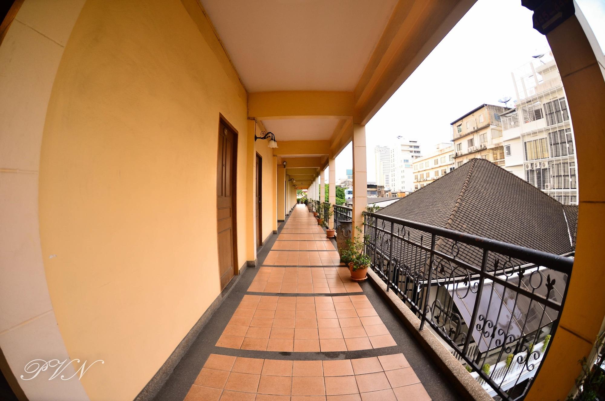 Varios Silom Village Inn