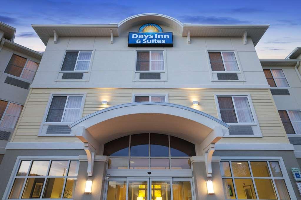Vista Exterior Days Inn & Suites by Wyndham Altoona