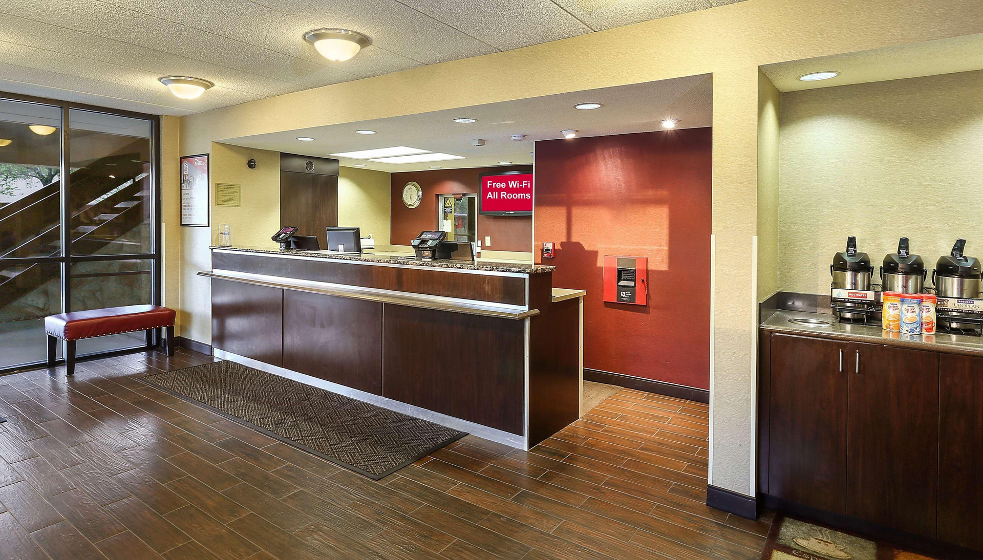Vista Lobby Red Roof Inn PLUS+ Washington DC - Oxon Hill 