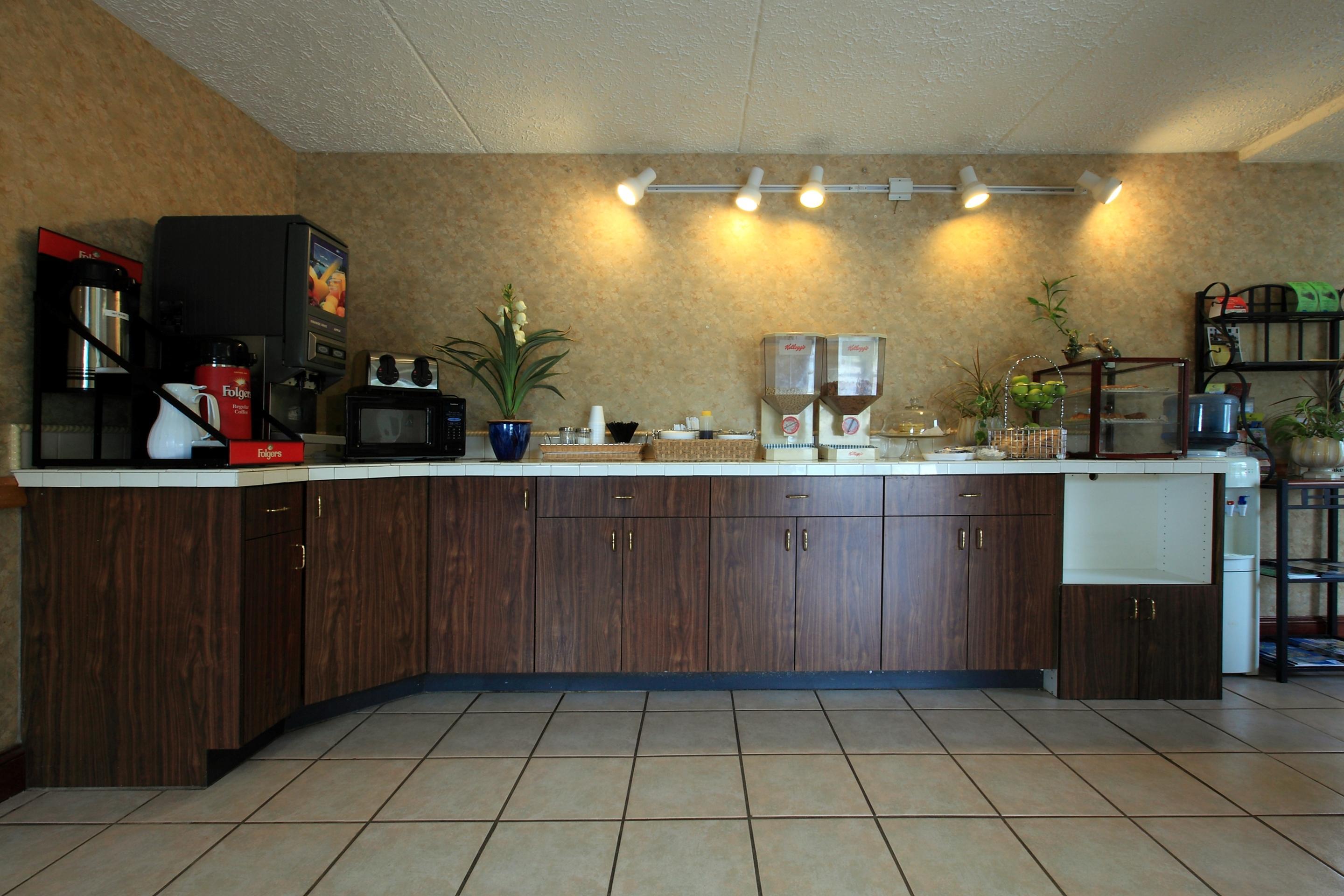 Comodidades del Alojamiento Americas Best Value Inn North Capital