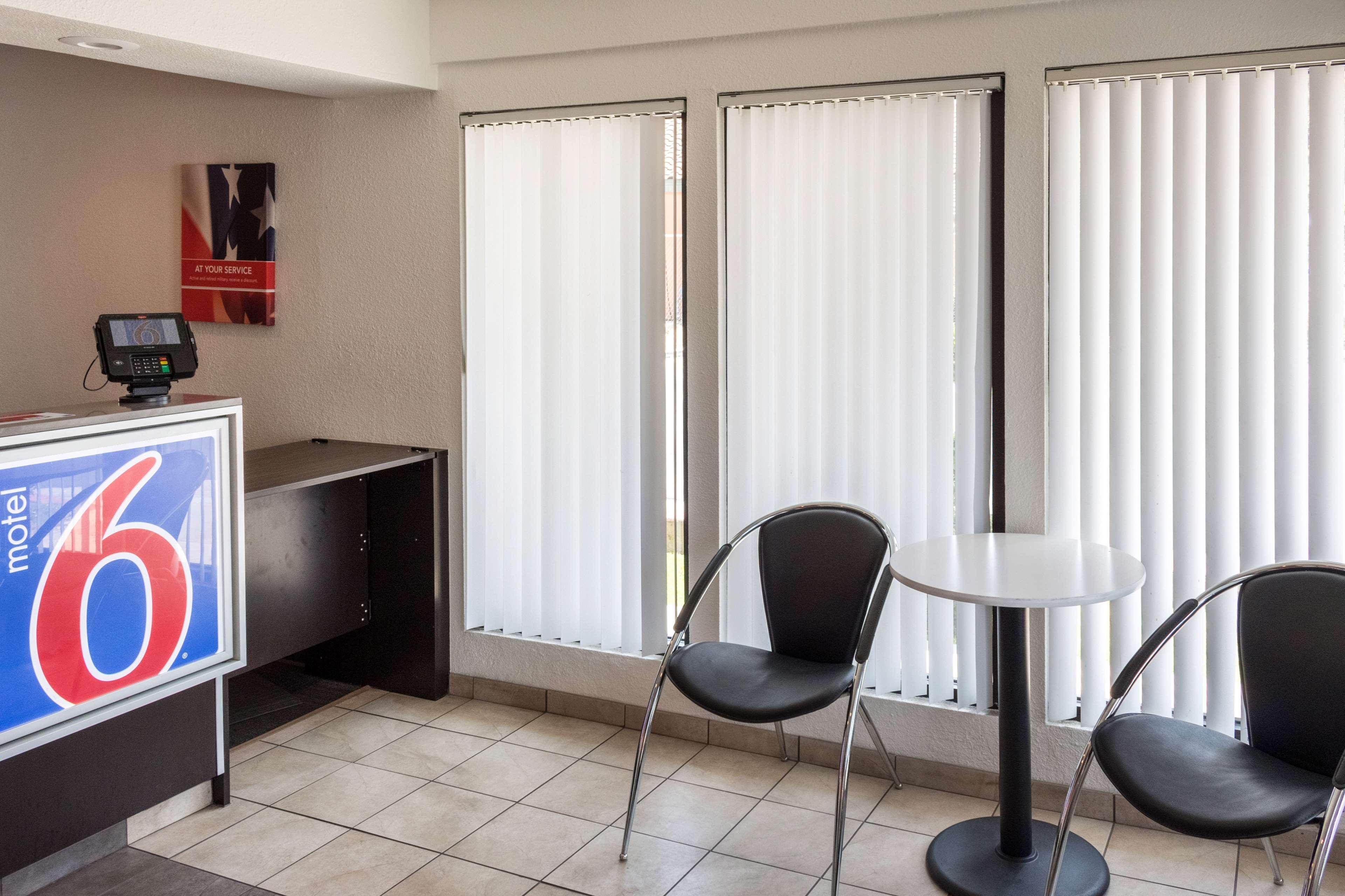Vista Lobby Motel 6 Bakersfield, CA - Convention Center