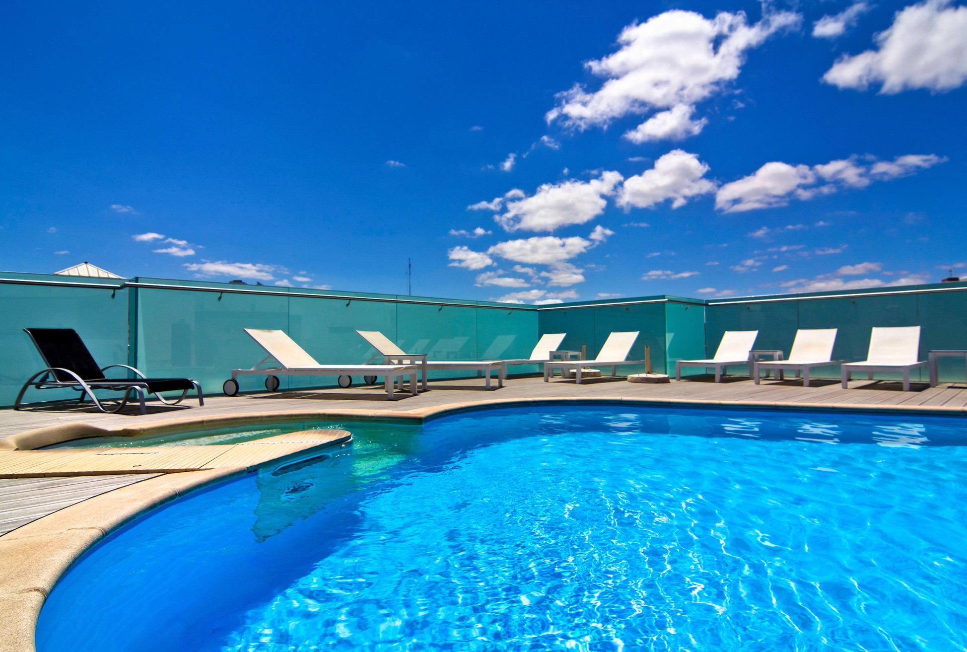 Vista Piscina SANA Reno Hotel