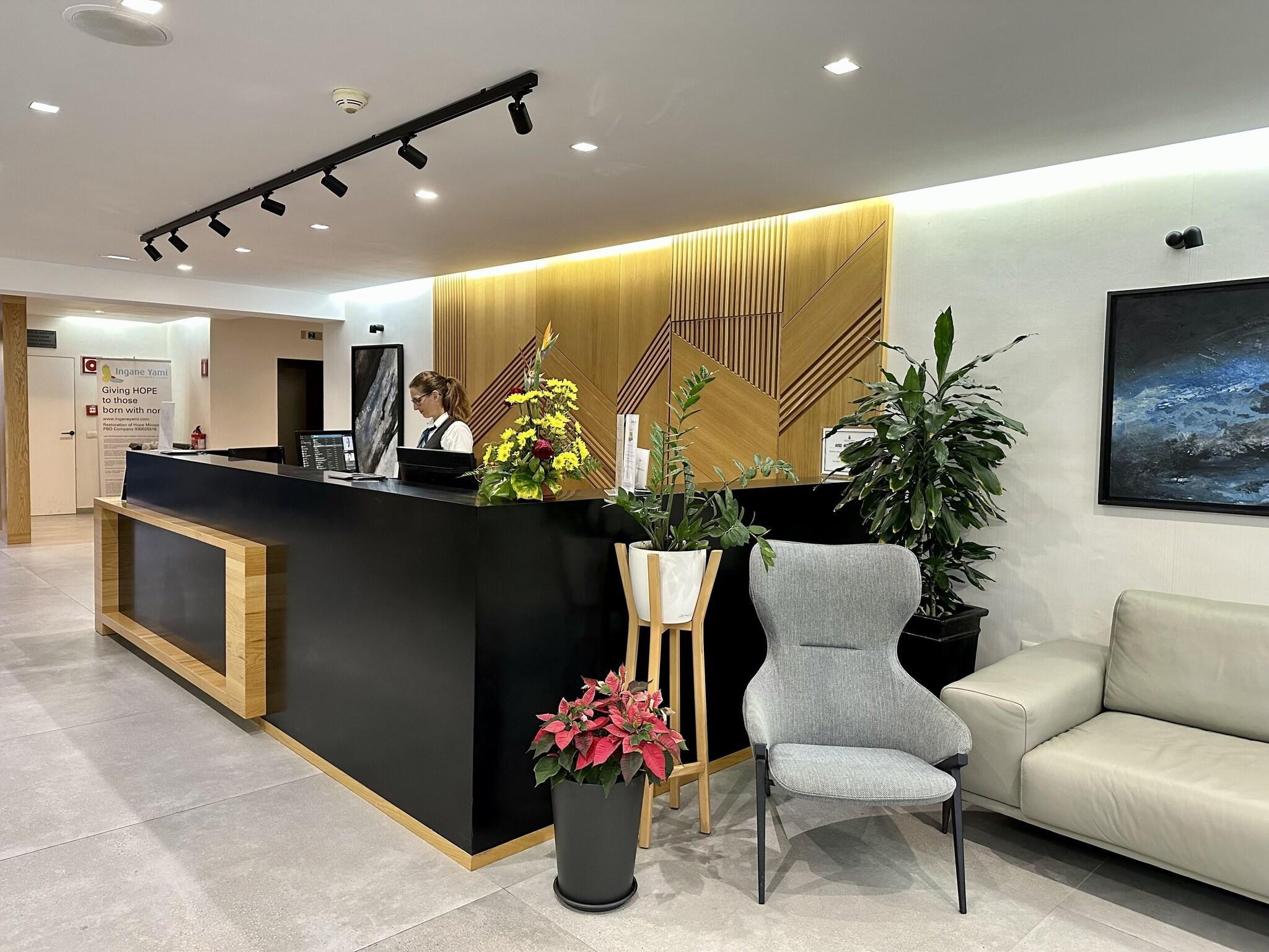 Vista Lobby Ona Pearl Grey