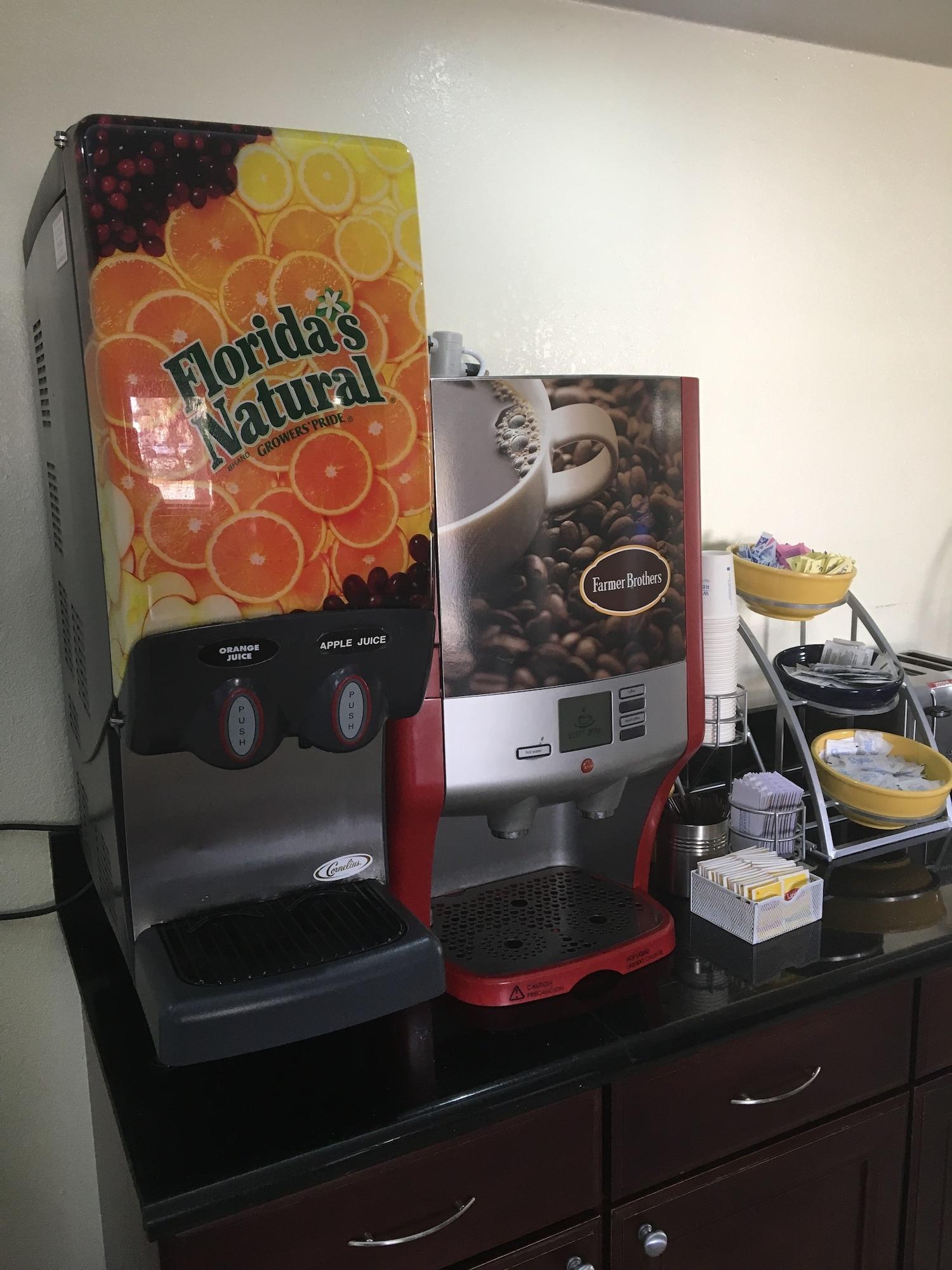 Restaurant Days Inn & Suites by Wyndham Tampa near Ybor City