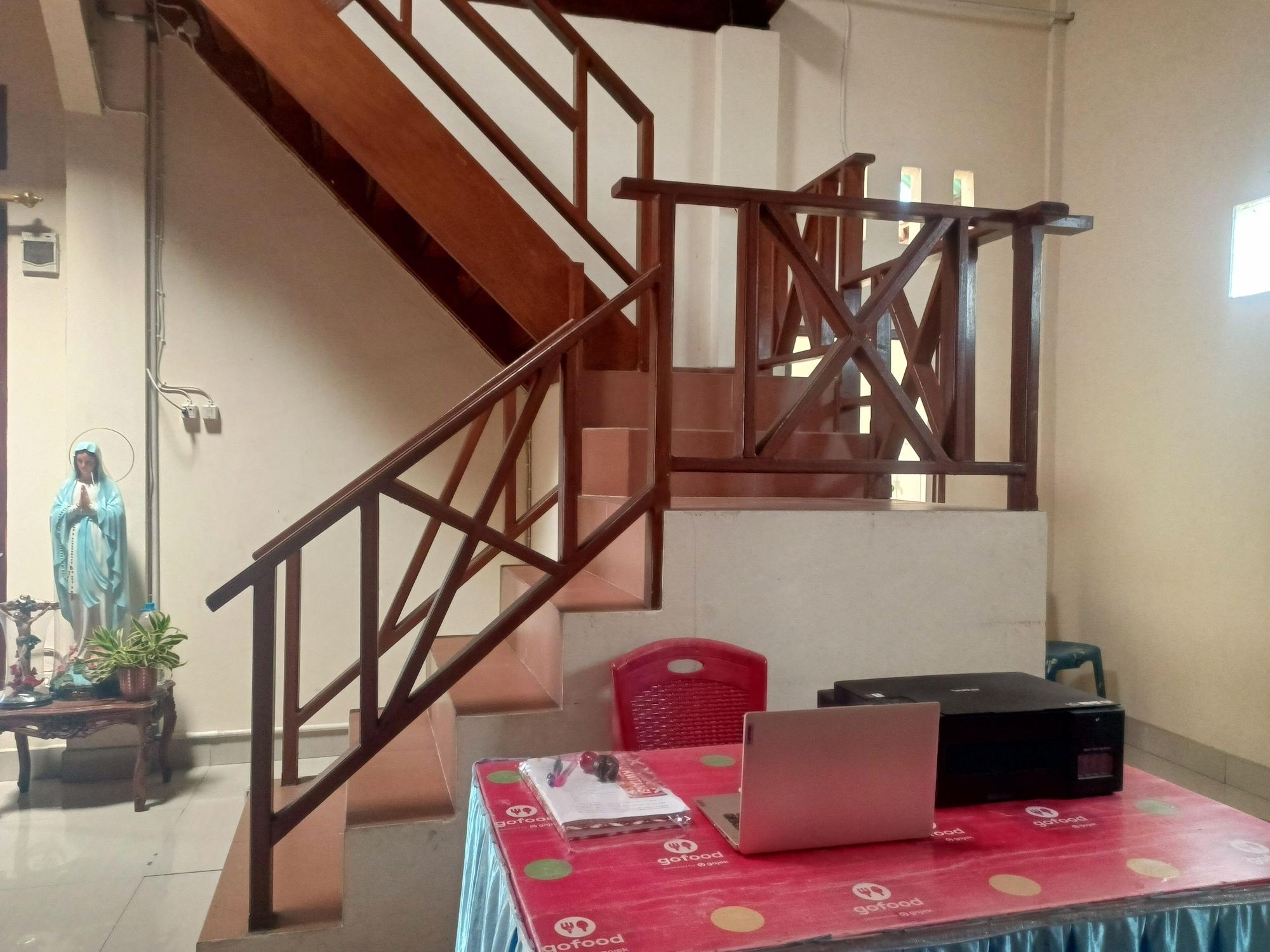 Vista Lobby OYO 93303 Lourdes Blessing Hill