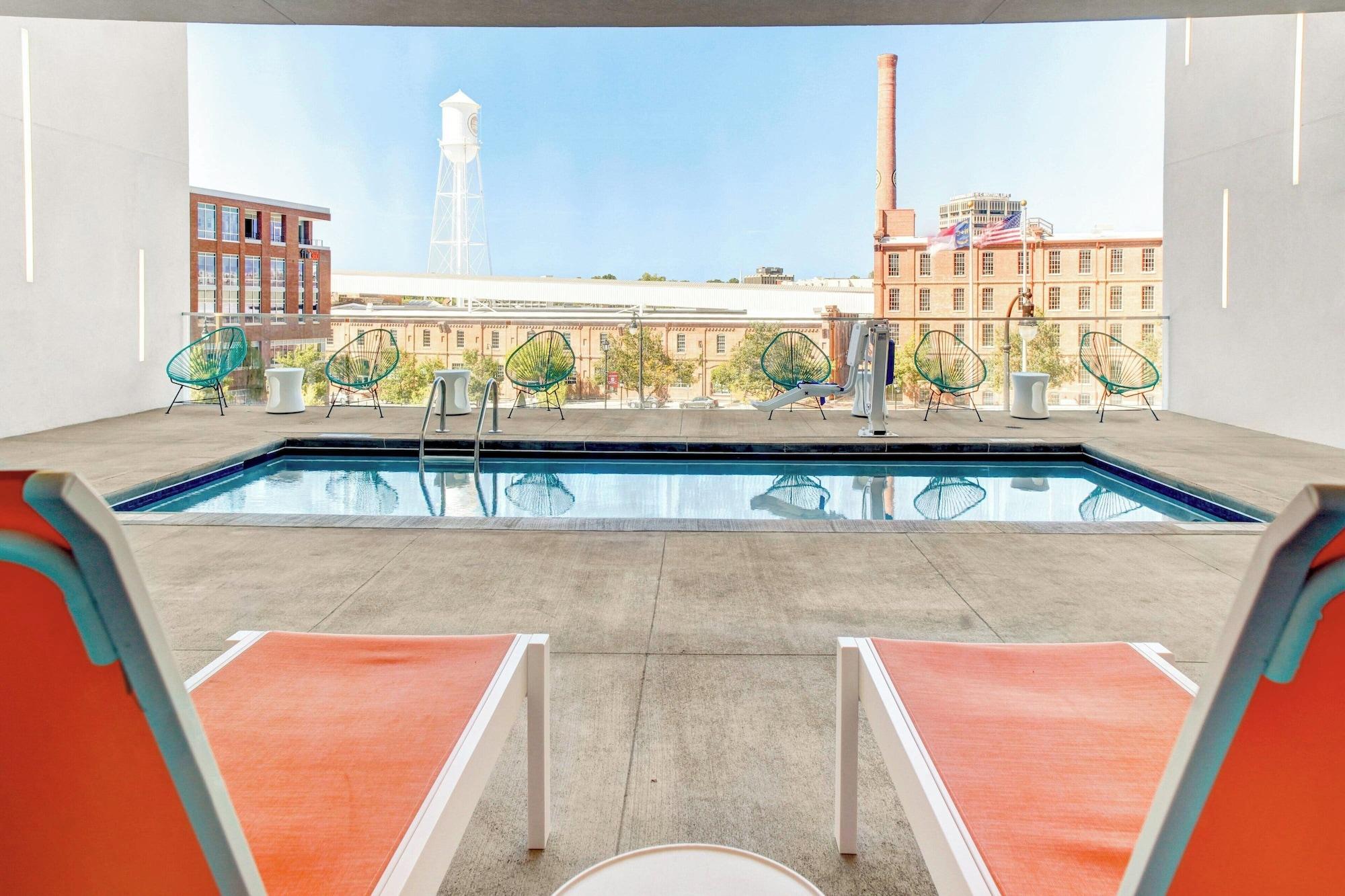 Vista Piscina Aloft Durham Downtown