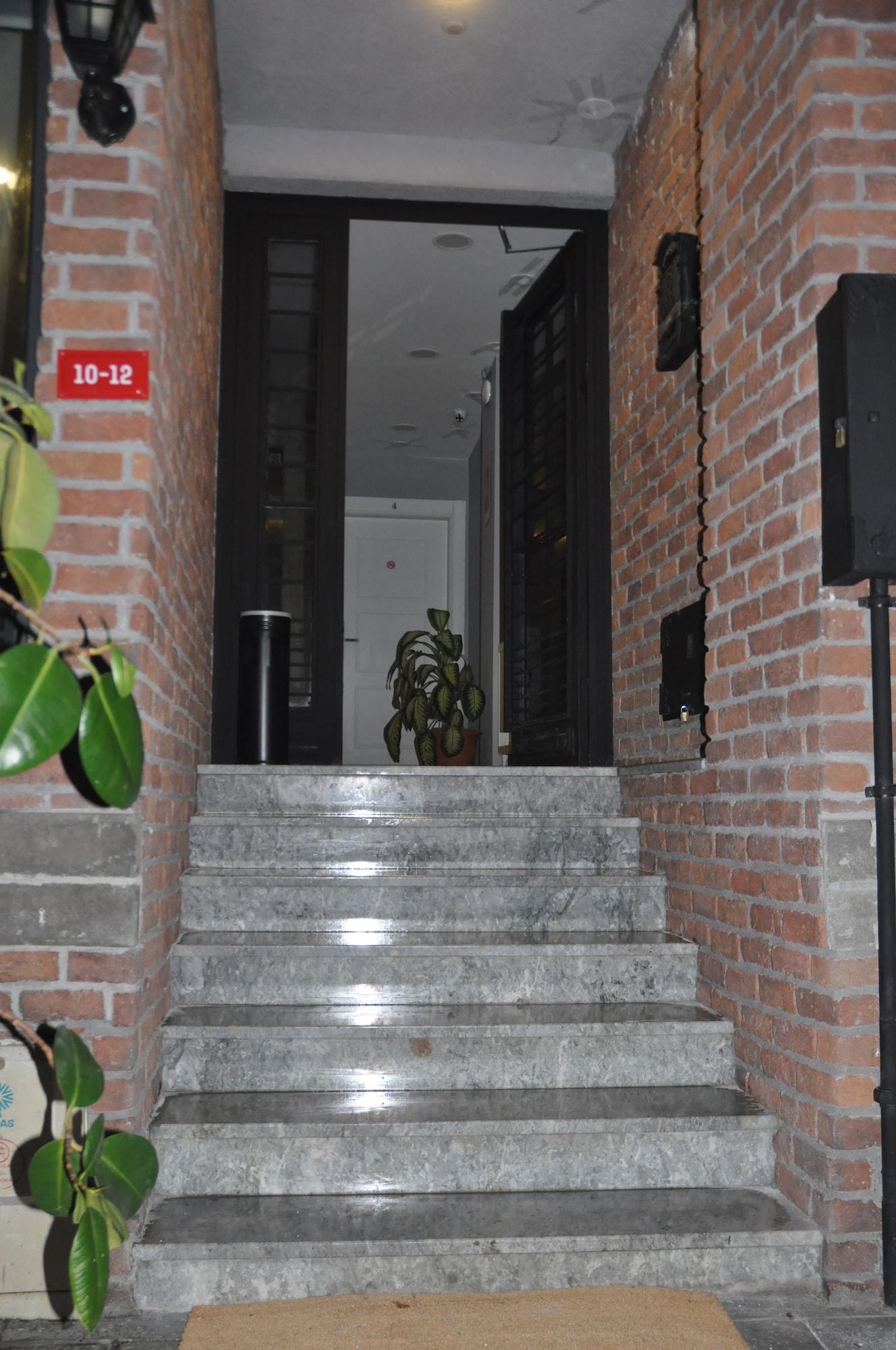 Vista Exterior Adams Suit