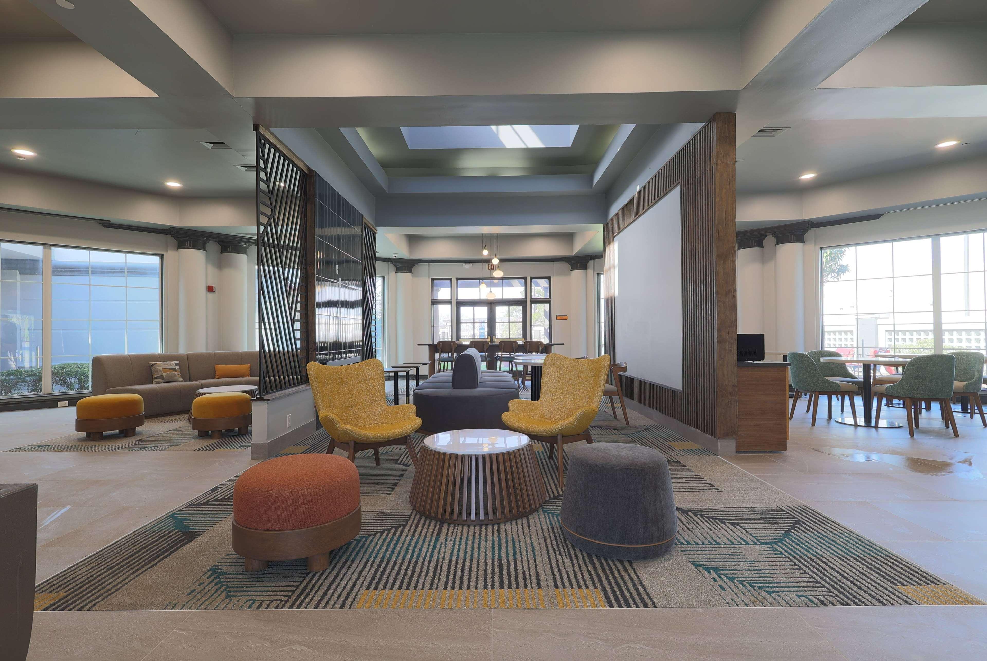 Vista Lobby La Quinta Inn & Suites by Wyndham Sherman