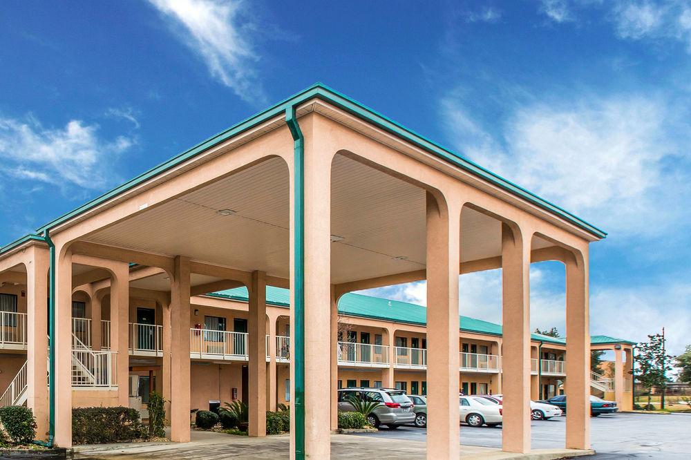 Varios Econo Lodge Inn & Suites